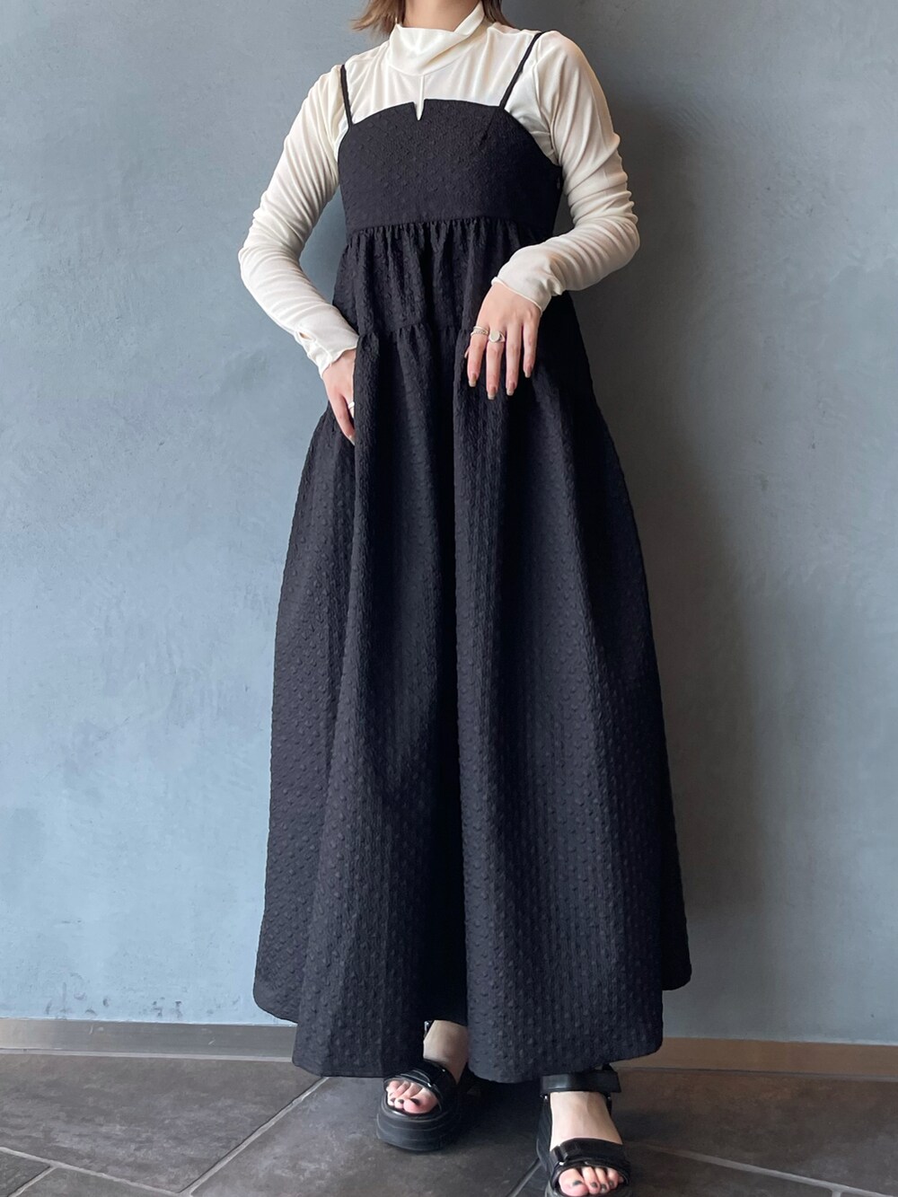 ブラック系のワンピース、ホワイト系のTシャツ/カットソーを着用したレディースの秋コーディネートの5枚目の写真