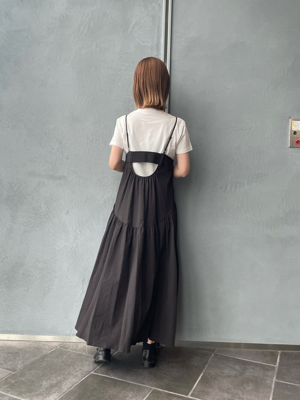 ブラック系のワンピースを着用したレディースの夏コーディネートの2枚目の写真