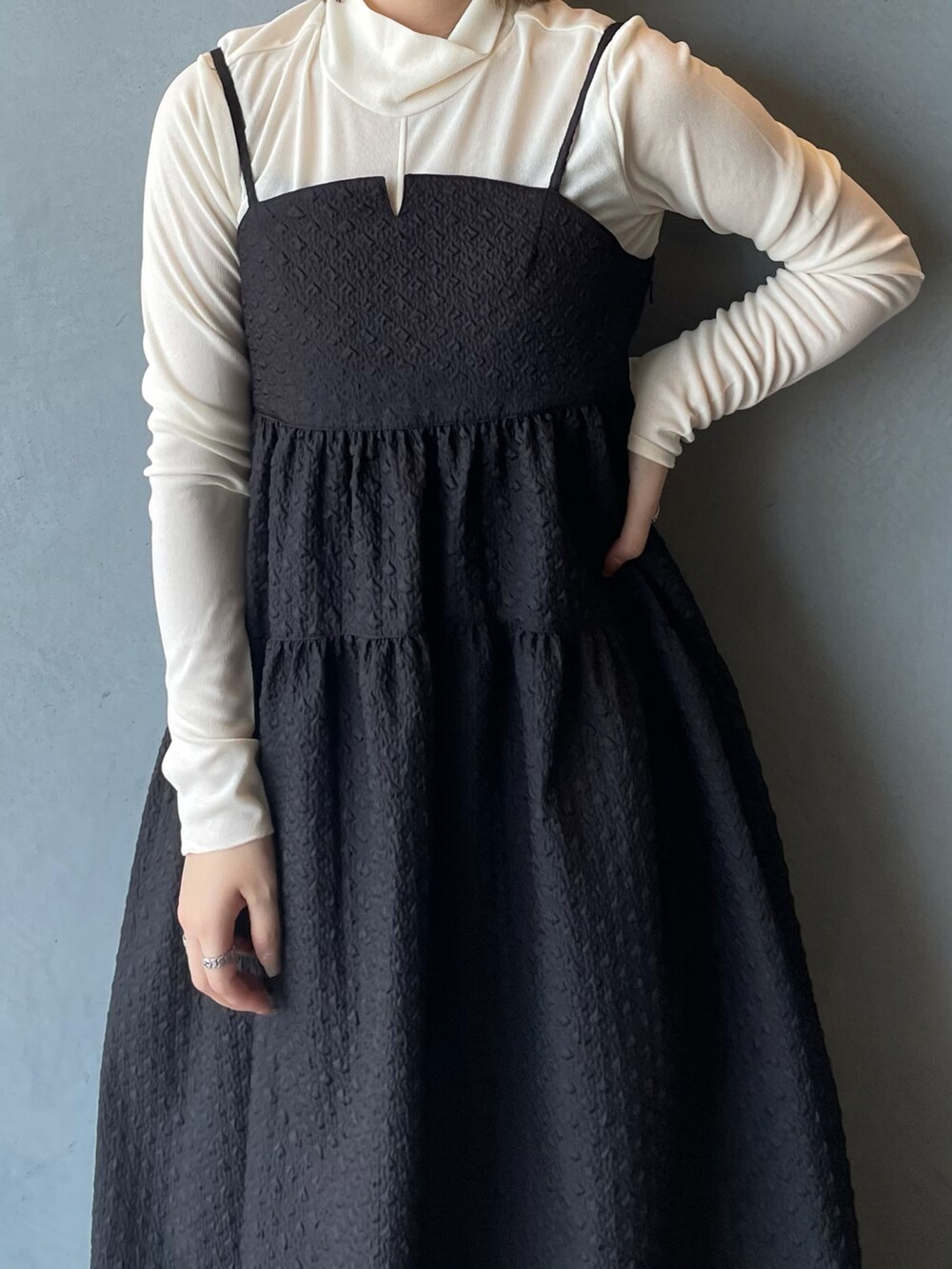 ブラック系のワンピース、ホワイト系のTシャツ/カットソーを着用したレディースの秋コーディネートの2枚目の写真