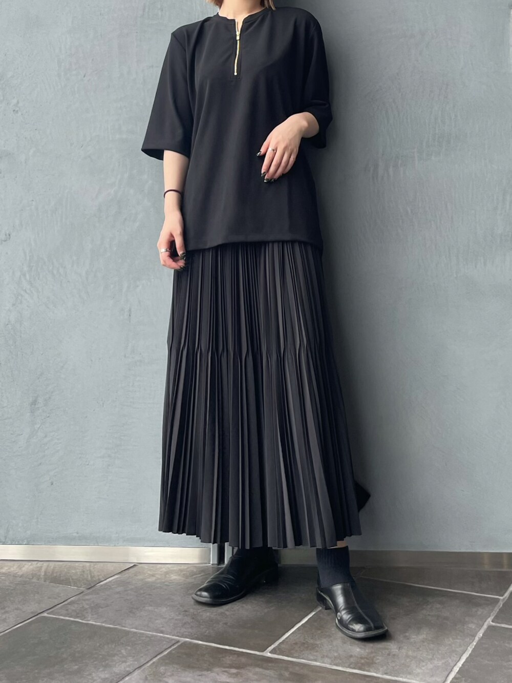 ブラック系のスカートを着用したレディースの夏コーディネートの2枚目の写真