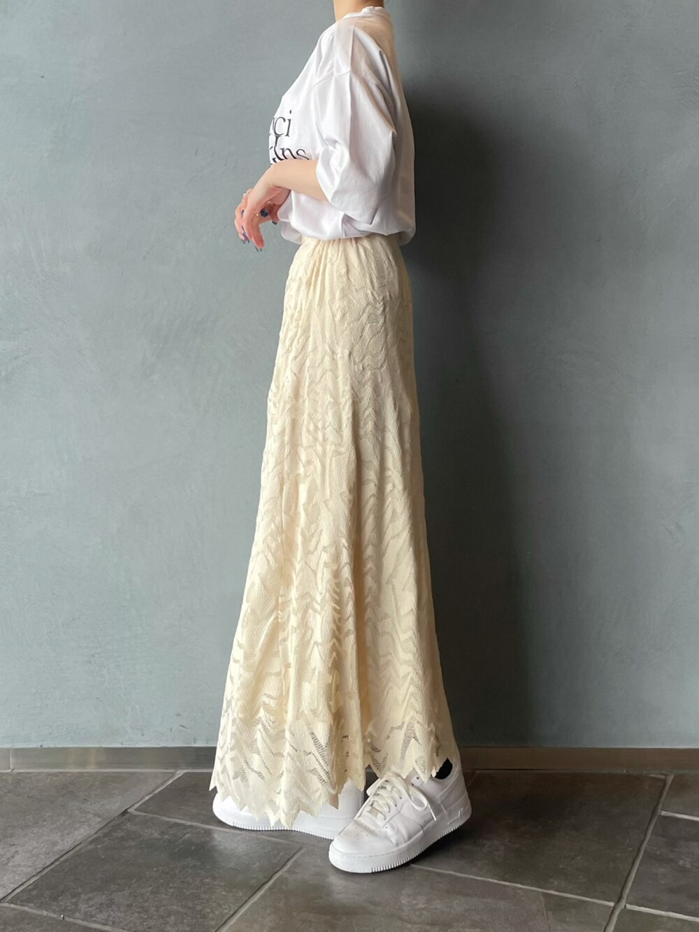 ブラック系のTシャツ/カットソー、ホワイト系のスカートを着用したレディースの夏コーディネートの3枚目の写真