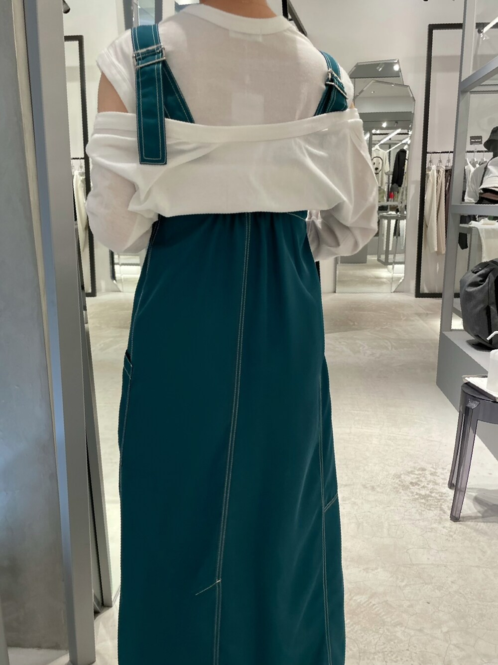 グリーン系のワンピース、ホワイト系のTシャツ/カットソーを着用したレディースの夏コーディネートの3枚目の写真