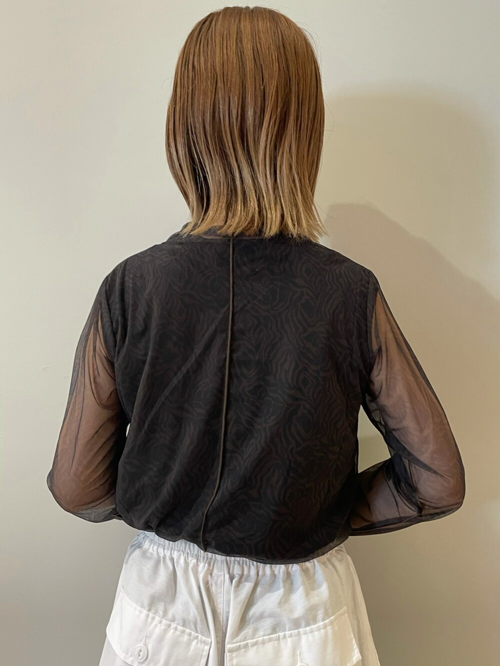 ホワイト系のパンツ、ブラウン系のTシャツ/カットソーを着用したレディースの夏コーディネートの5枚目の写真