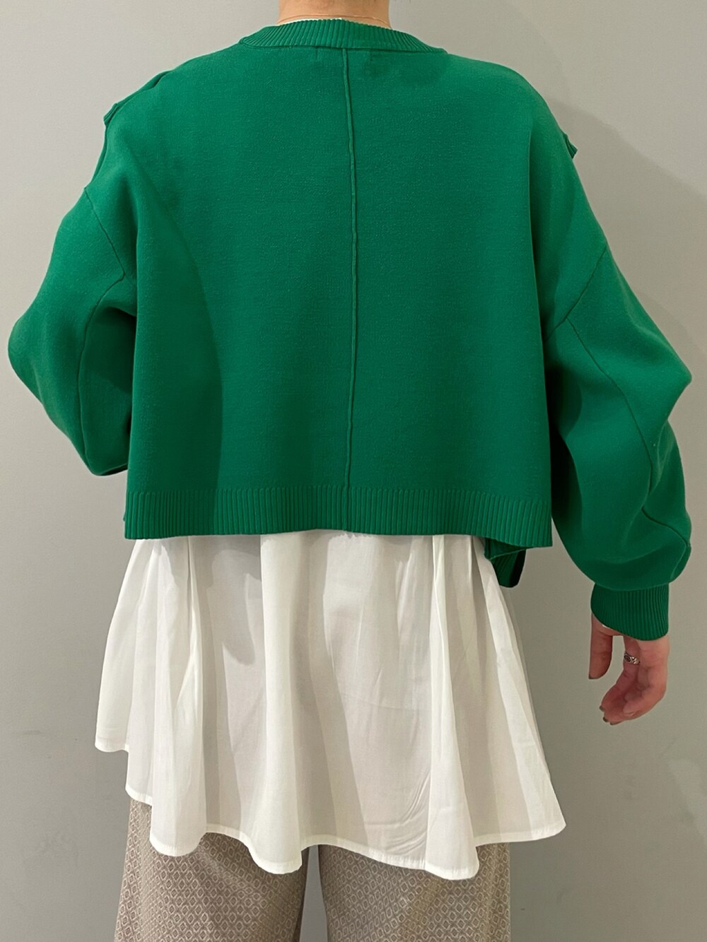 ブラック系のパンプス、グリーン系のTシャツ/カットソーを着用したレディースの春コーディネートの3枚目の写真