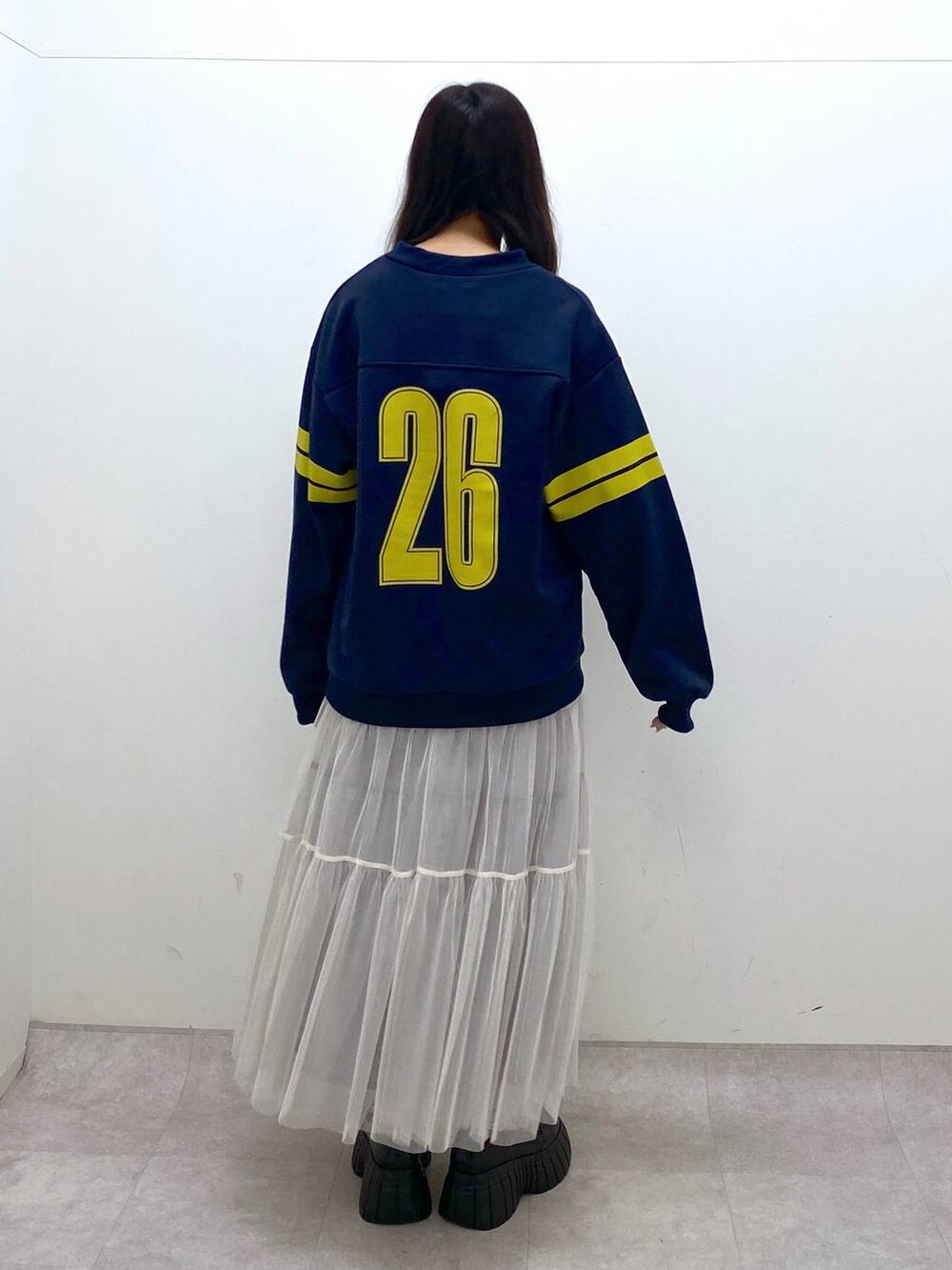 ホワイト系のスカート、ブルー系のTシャツ/カットソー、ブラック系のローファーを着用したレディースの冬コーディネートの4枚目の写真