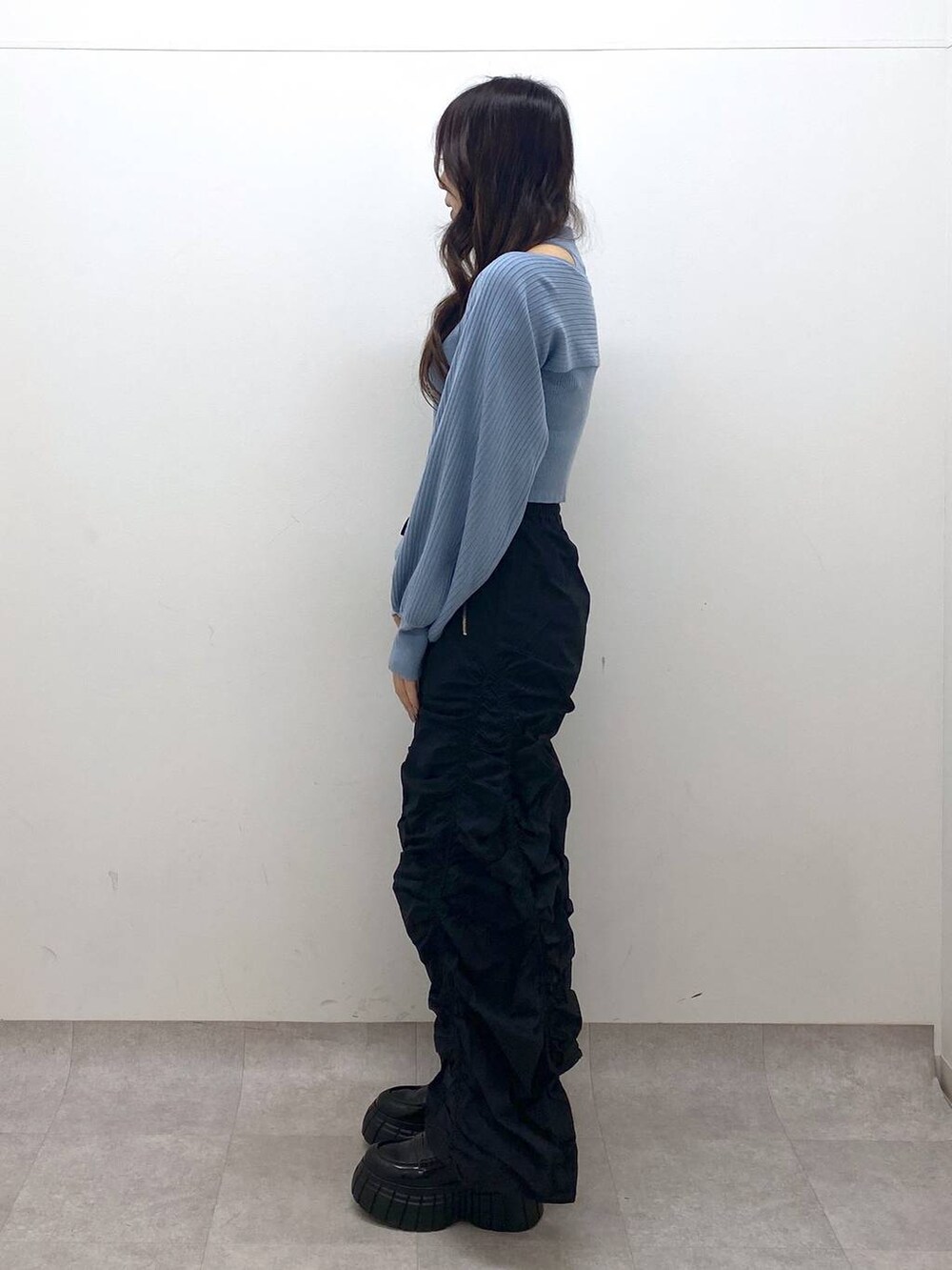 ブラック系のその他パンツ、ブラック系のローファー、ブルー系のニット/セーターを着用したレディースの冬コーディネートの3枚目の写真