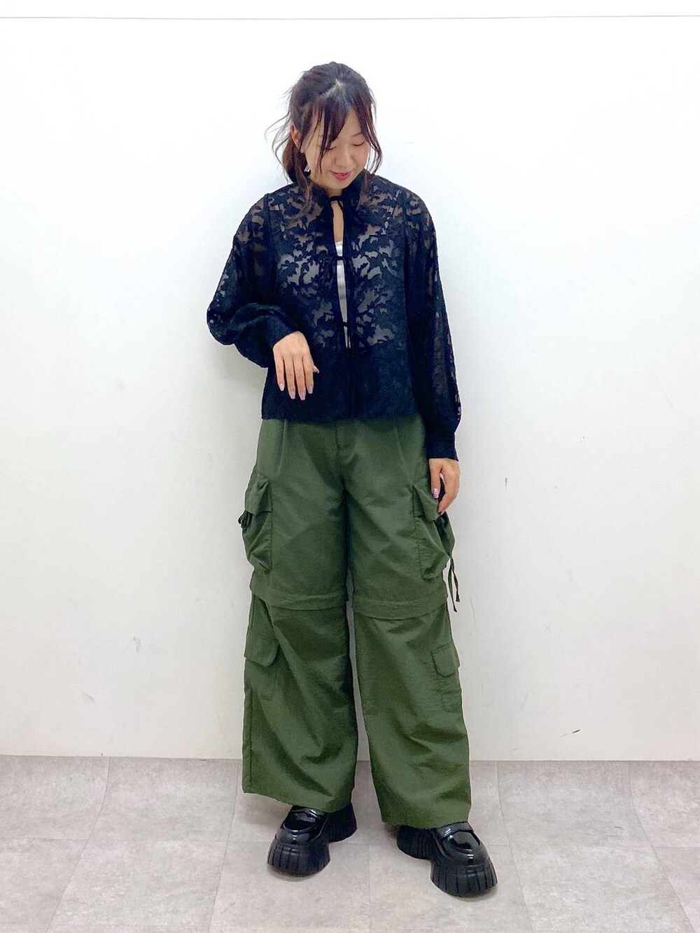 ブラック系のシャツ/ブラウス、グリーン系のカーゴパンツ、ホワイト系のキャミソールを着用したレディースの春コーディネートの6枚目の写真