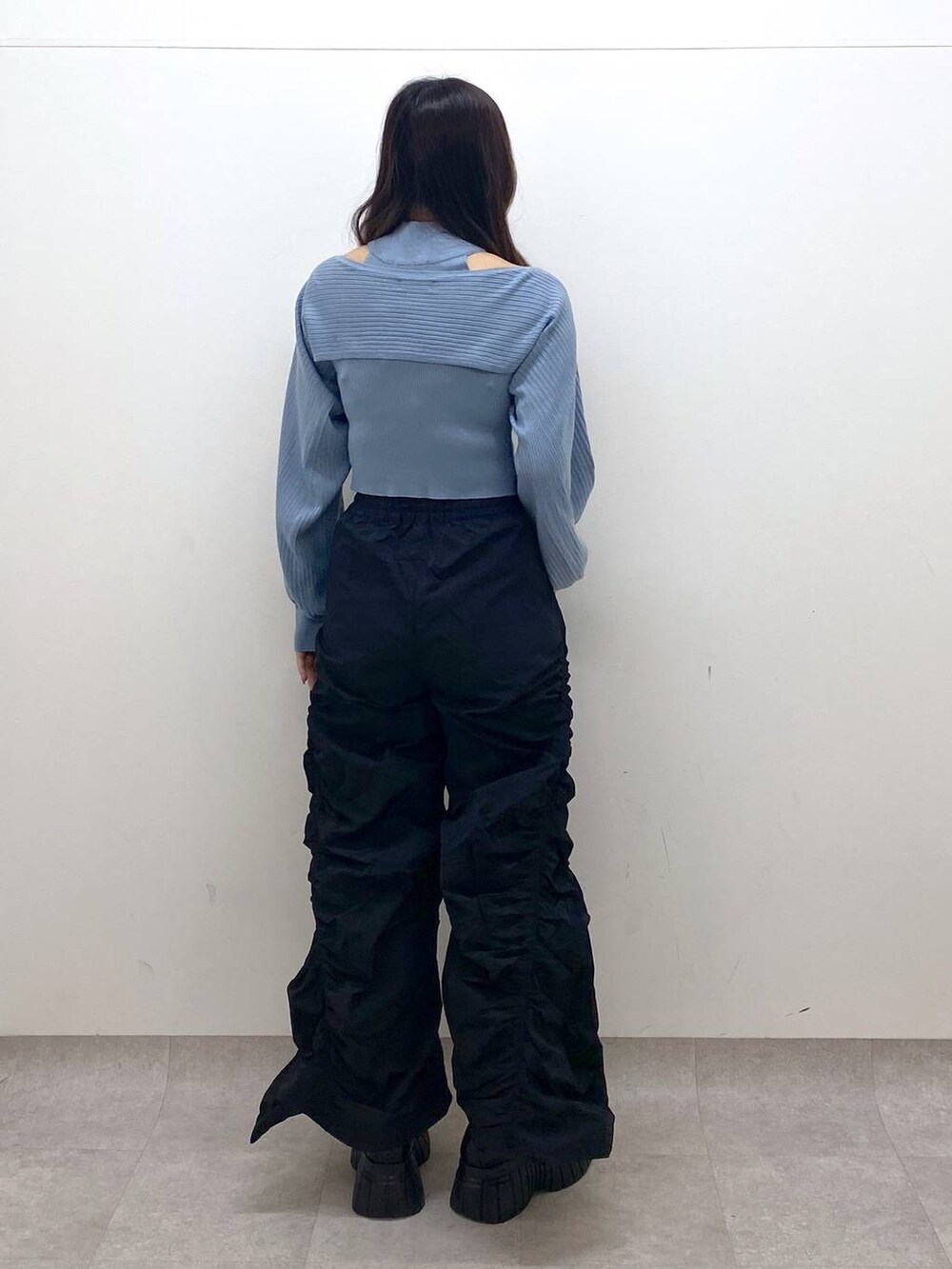 ブラック系のその他パンツ、ブラック系のローファー、ブルー系のニット/セーターを着用したレディースの冬コーディネートの4枚目の写真