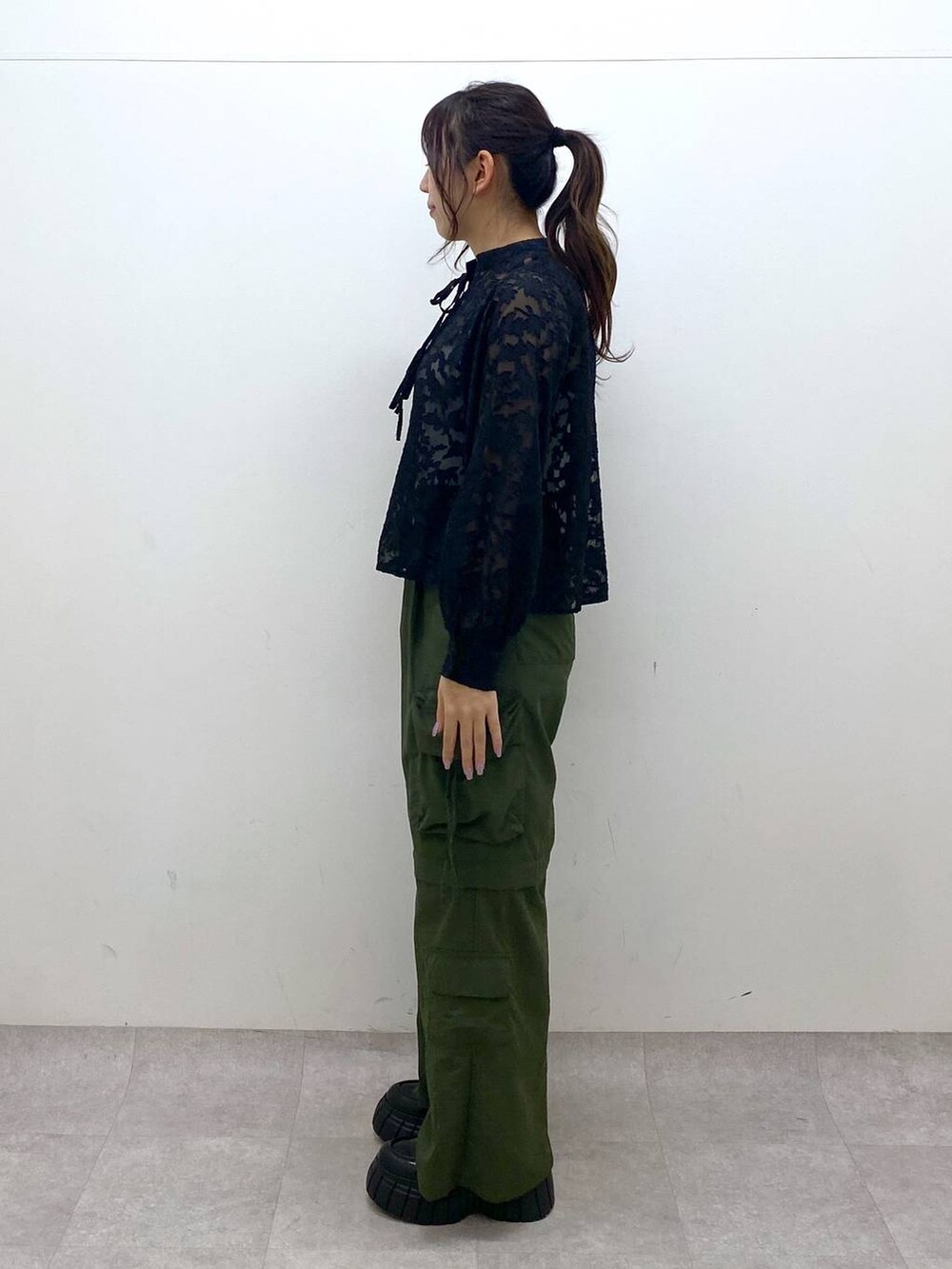 ブラック系のシャツ/ブラウス、グリーン系のカーゴパンツ、ホワイト系のキャミソールを着用したレディースの春コーディネートの3枚目の写真