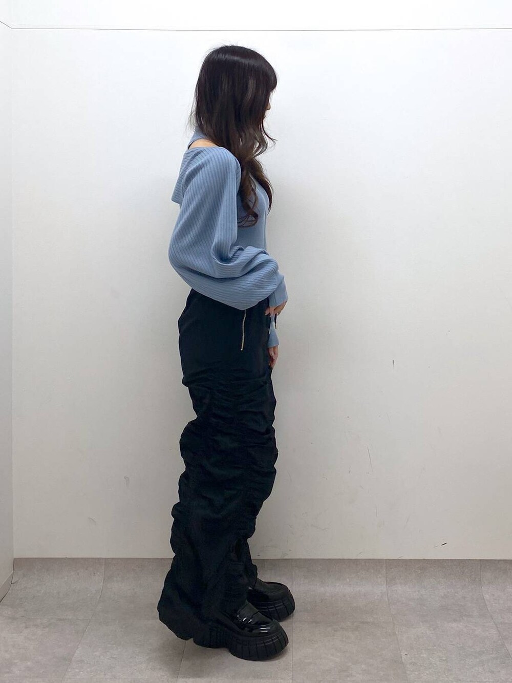 ブラック系のその他パンツ、ブラック系のローファー、ブルー系のニット/セーターを着用したレディースの冬コーディネートの5枚目の写真