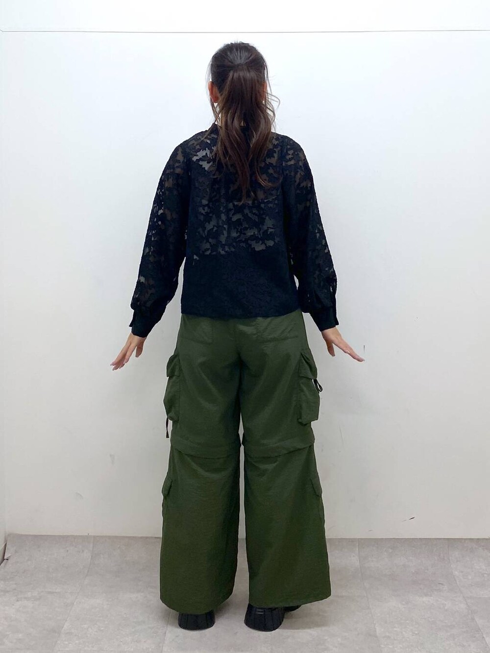ブラック系のシャツ/ブラウス、グリーン系のカーゴパンツ、ホワイト系のキャミソールを着用したレディースの春コーディネートの4枚目の写真