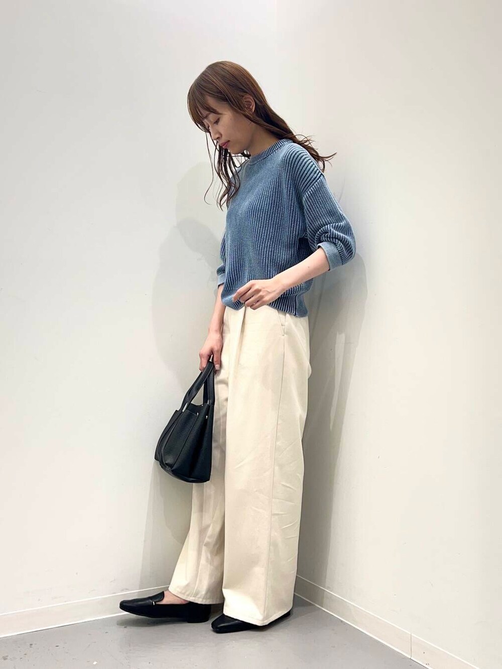 ブラック系のローファー、ブラック系のトートバッグ、ベージュ系のその他パンツを着用したレディースの夏コーディネートの2枚目の写真