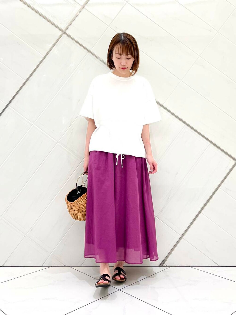 ホワイト系のTシャツ/カットソー、パープル系のスカート、イエロー系のショルダーバッグを着用したレディースの夏コーディネートの4枚目の写真