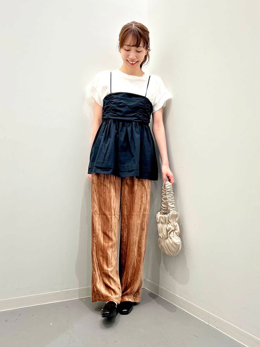 ブラック系のローファー、ホワイト系のハンドバッグ、ブラック系のキャミソールを着用したレディースの夏コーディネートの4枚目の写真