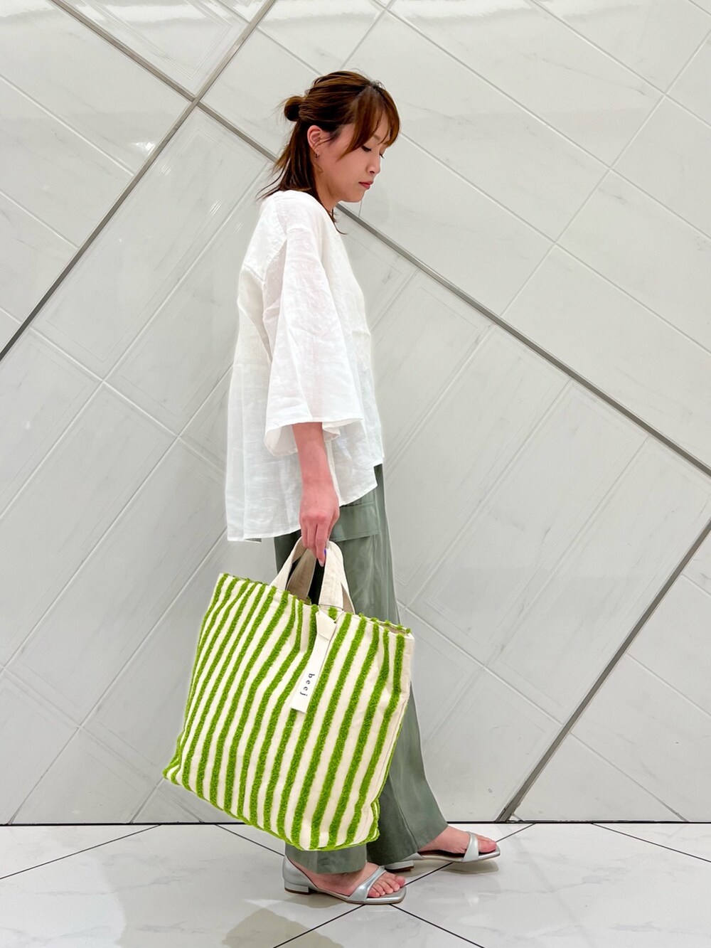 ホワイト系のシャツ/ブラウス、グリーン系のその他パンツ、グリーン系のトートバッグを着用したレディースの春コーディネートの2枚目の写真