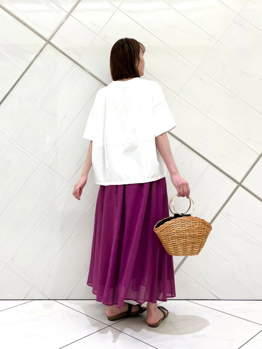 ホワイト系のTシャツ/カットソー、パープル系のスカート、イエロー系のショルダーバッグを着用したレディースの夏コーディネートの3枚目の写真