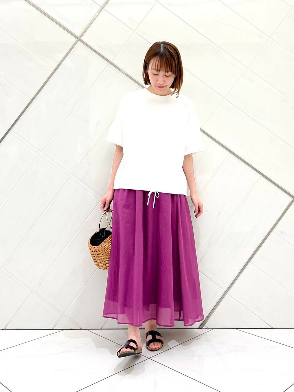 ホワイト系のTシャツ/カットソー、パープル系のスカート、イエロー系のショルダーバッグを着用したレディースの夏コーディネートの6枚目の写真