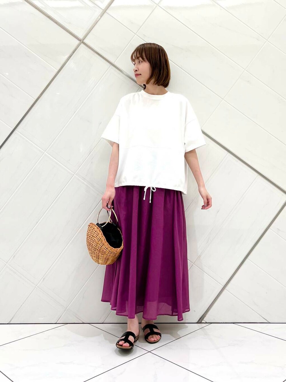 ホワイト系のTシャツ/カットソー、パープル系のスカート、イエロー系のショルダーバッグを着用したレディースの夏コーディネートの5枚目の写真