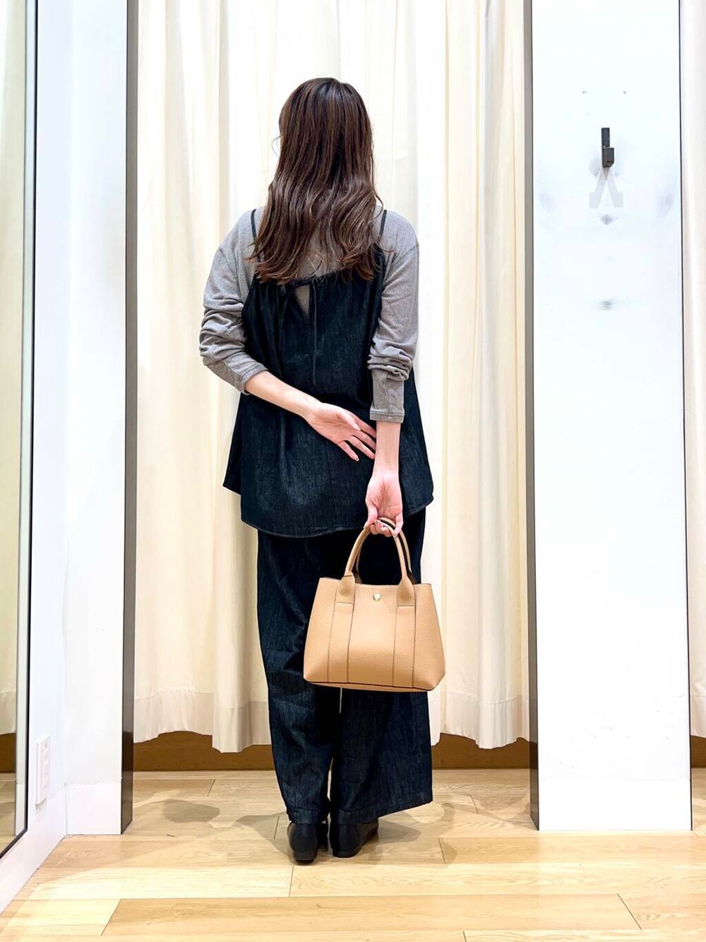ブラック系のローファー、ベージュ系のトートバッグ、ブラック系のサロペット/オーバーオールを着用したレディースの秋コーディネートの3枚目の写真