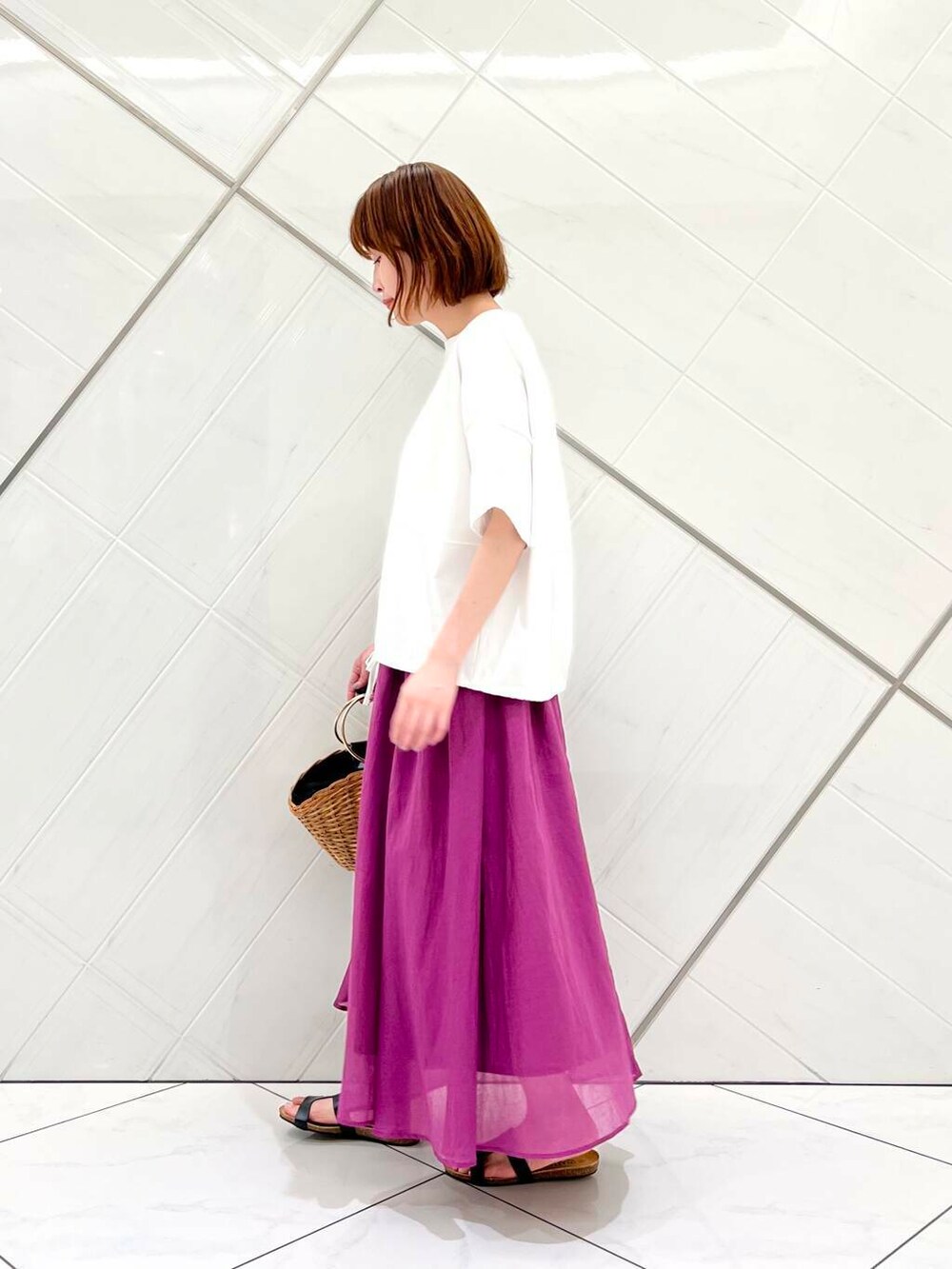 ホワイト系のTシャツ/カットソー、パープル系のスカート、イエロー系のショルダーバッグを着用したレディースの夏コーディネートの2枚目の写真