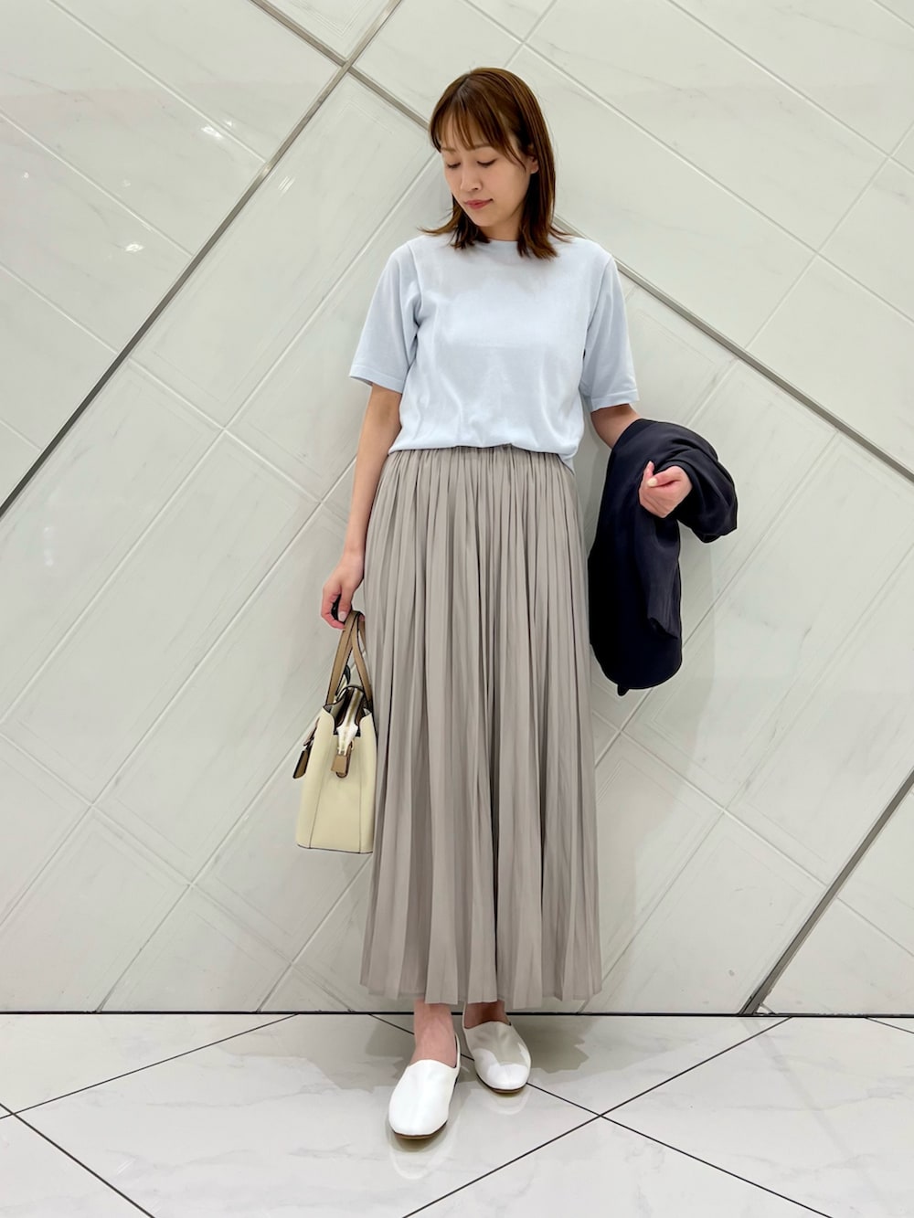 ブルー系のTシャツ/カットソー、グレー系のその他アウター、ベージュ系のスカートを着用したレディースの春コーディネートの4枚目の写真