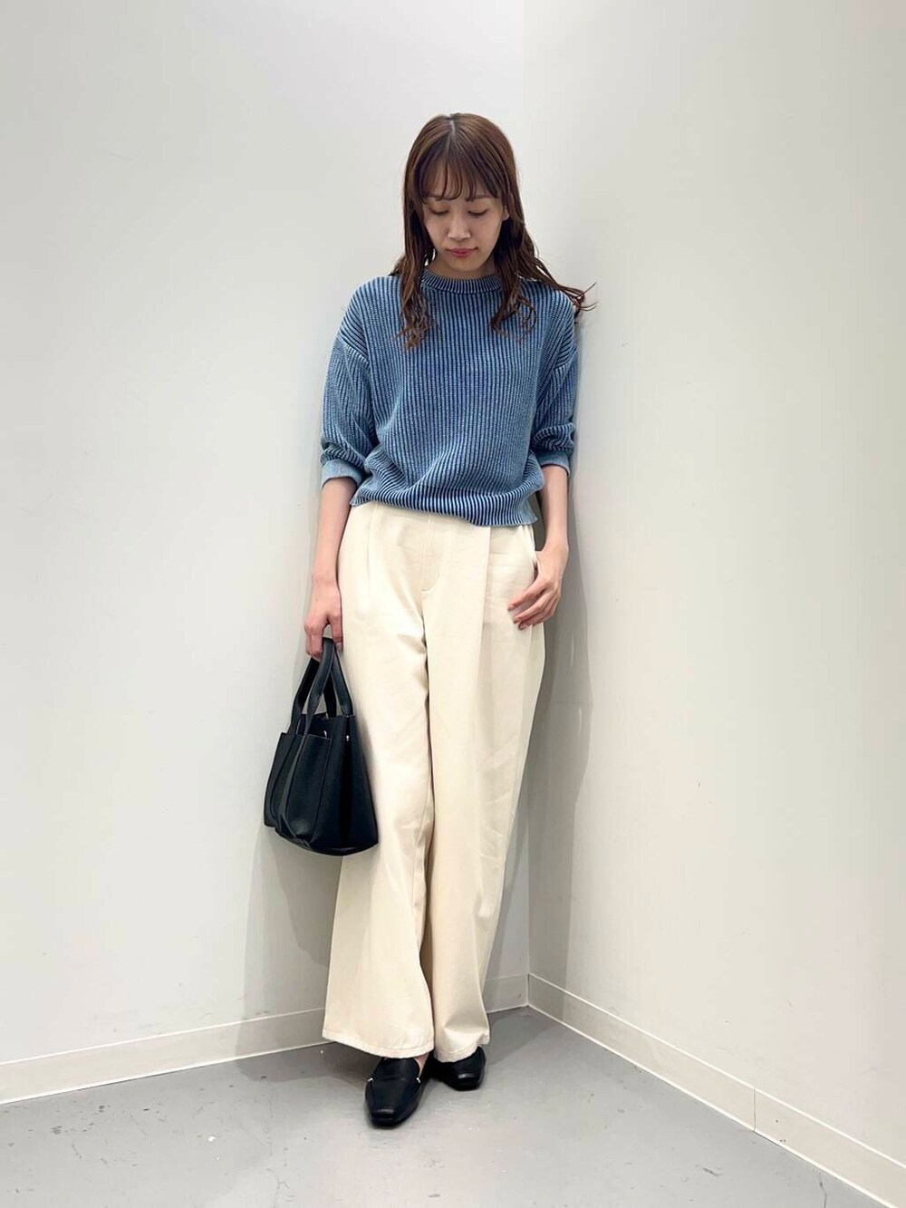 ブラック系のローファー、ブラック系のトートバッグ、ベージュ系のその他パンツを着用したレディースの夏コーディネートの4枚目の写真