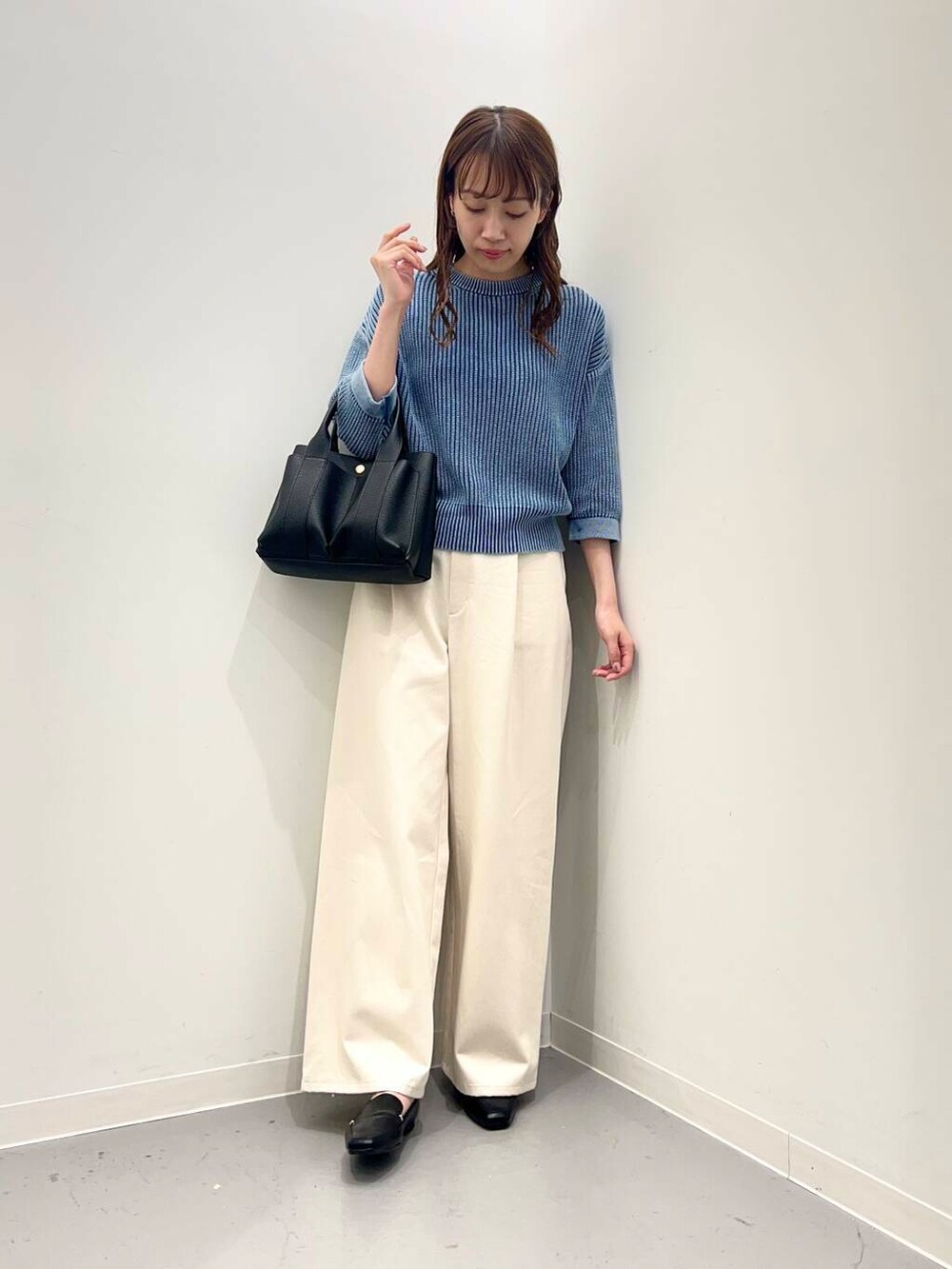 ブラック系のローファー、ブラック系のトートバッグ、ベージュ系のその他パンツを着用したレディースの夏コーディネートの5枚目の写真