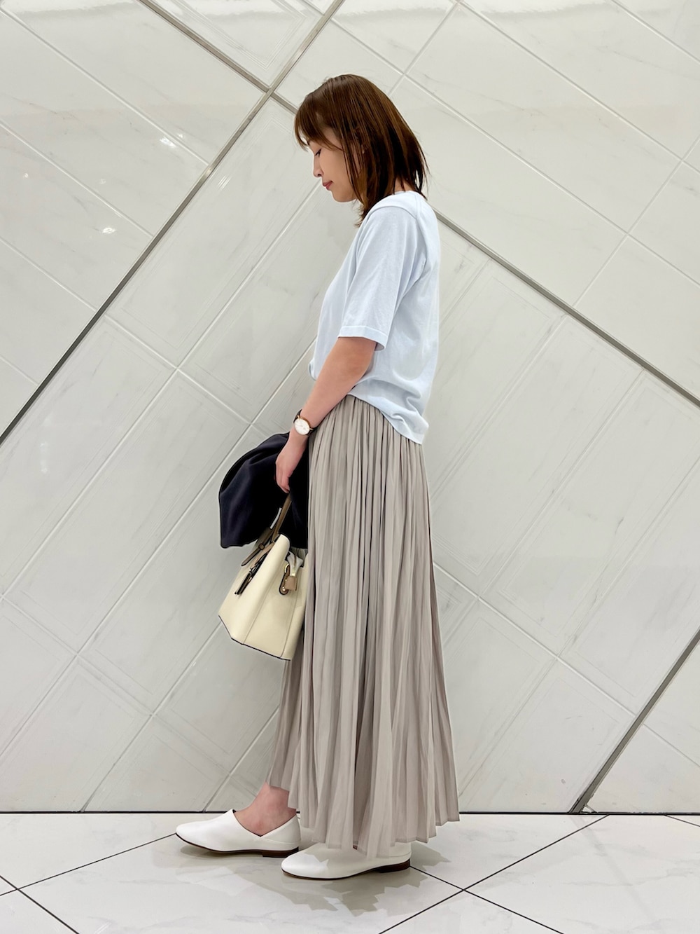 ブルー系のTシャツ/カットソー、グレー系のその他アウター、ベージュ系のスカートを着用したレディースの春コーディネートの5枚目の写真