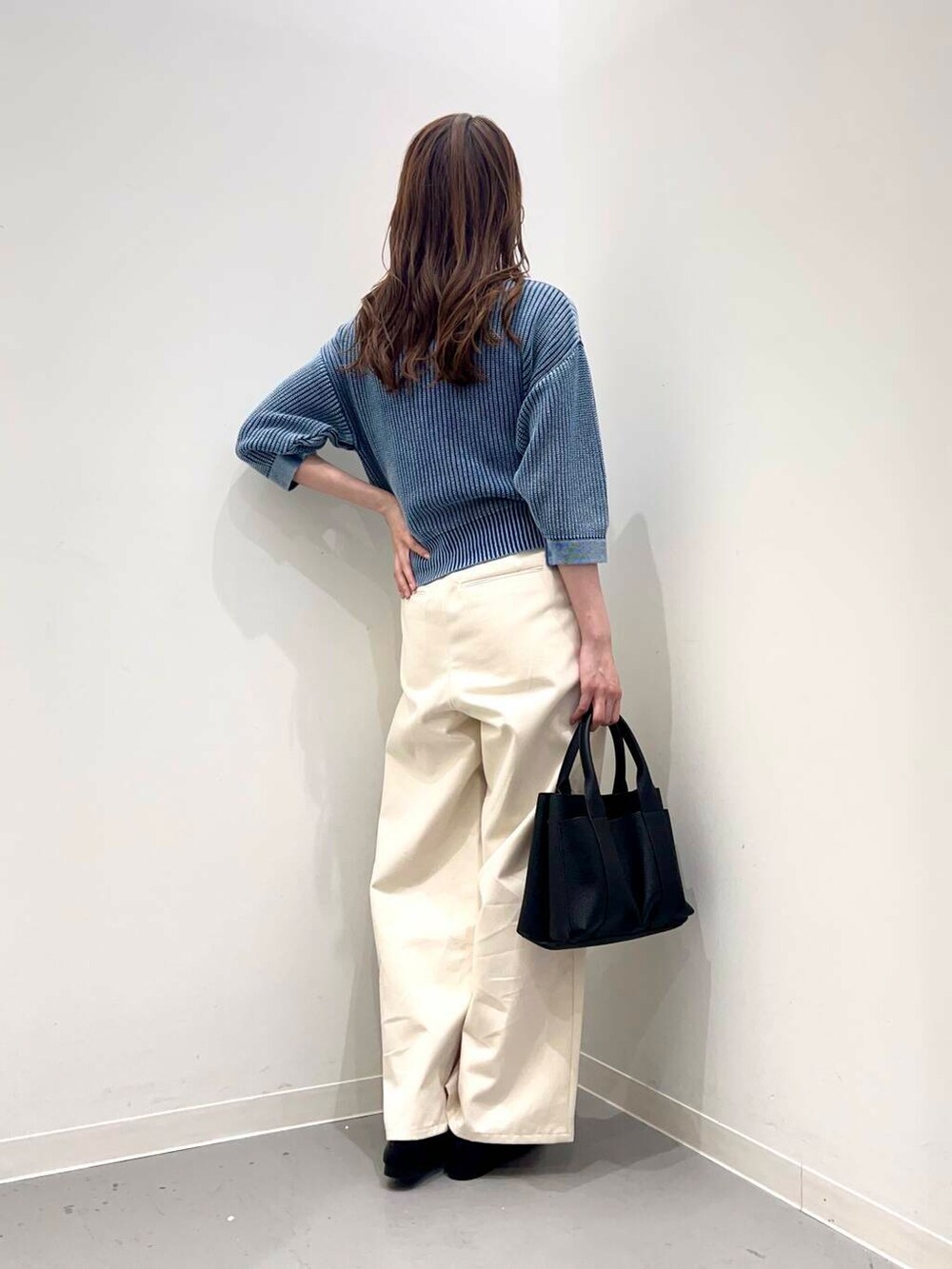 ブラック系のローファー、ブラック系のトートバッグ、ベージュ系のその他パンツを着用したレディースの夏コーディネートの3枚目の写真