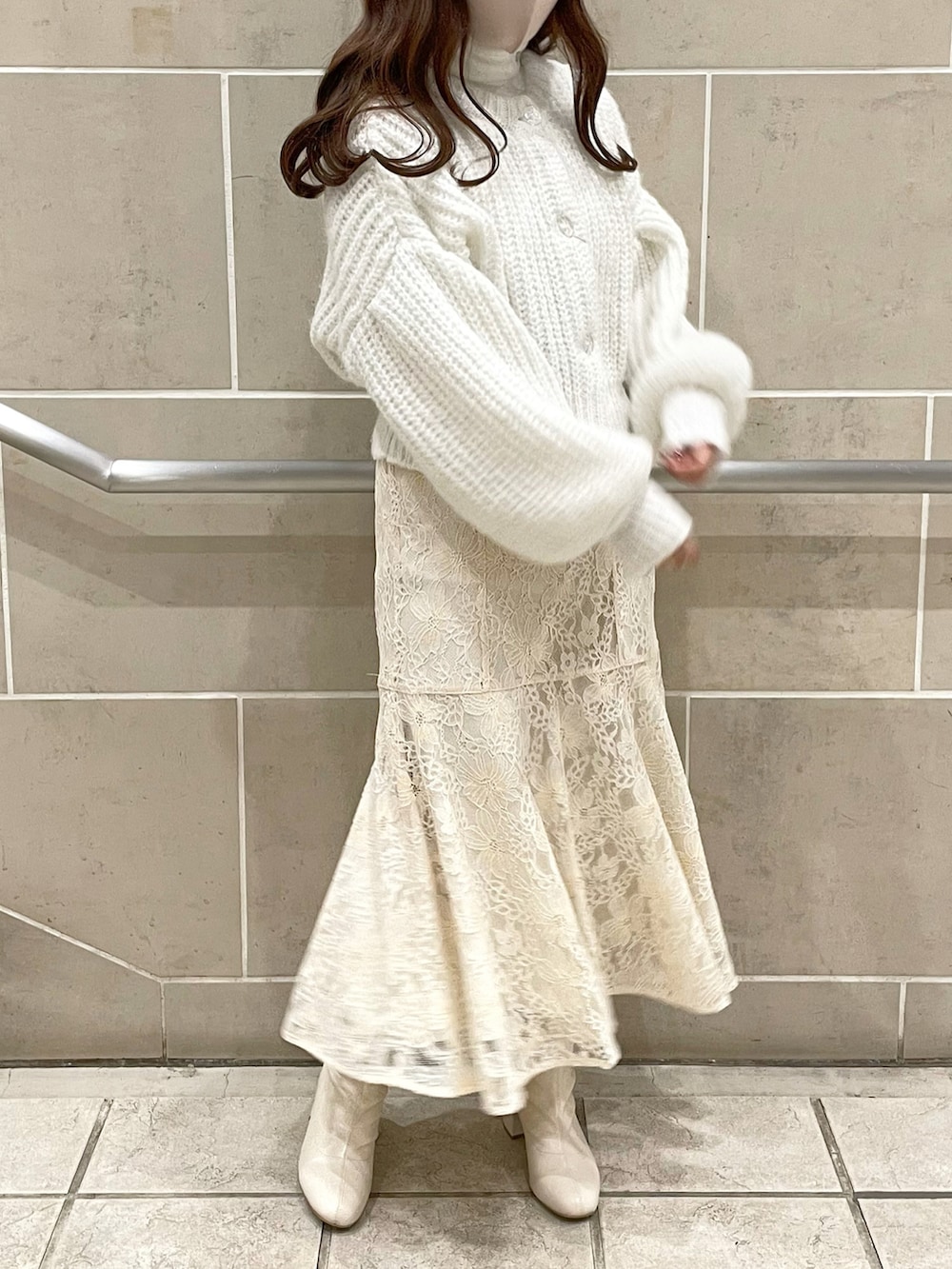 ホワイト系のカーディガン/ボレロ、ホワイト系のTシャツ/カットソー、ホワイト系のスカートを着用したレディースの秋コーディネートの3枚目の写真