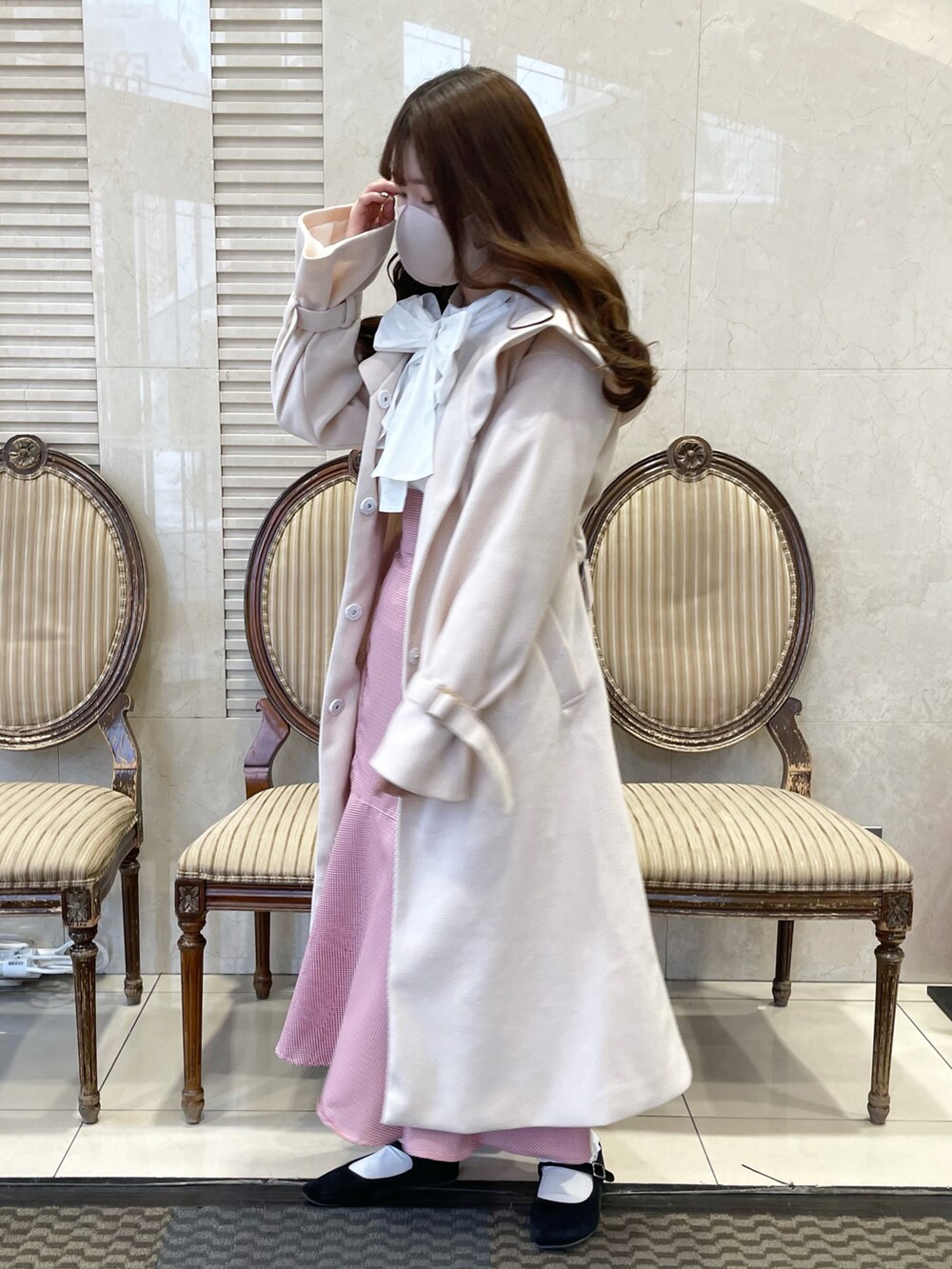 ホワイト系のシャツ/ブラウス、ホワイト系のその他アウターを着用したレディースの冬コーディネートの2枚目の写真