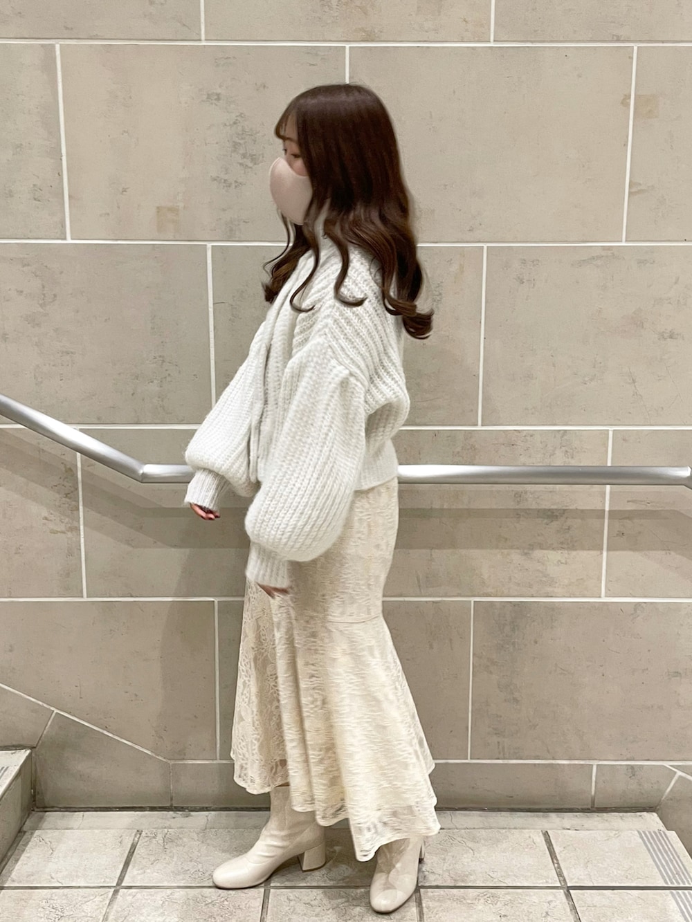 ホワイト系のカーディガン/ボレロ、ホワイト系のTシャツ/カットソー、ホワイト系のスカートを着用したレディースの秋コーディネートの2枚目の写真