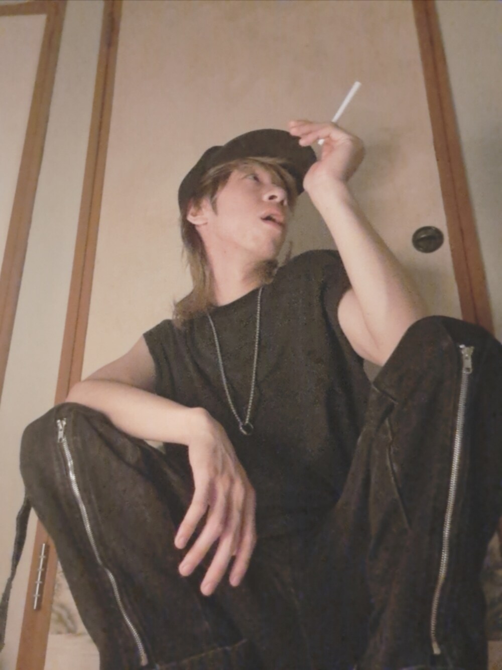 ブラック系のタンクトップを着用したメンズの夏コーディネートの2枚目の写真