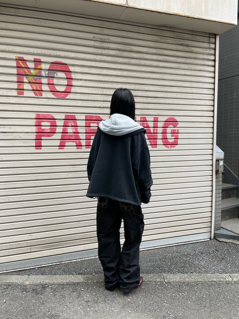 ホワイト系のパーカーを着用したレディースの春コーディネートの2枚目の写真