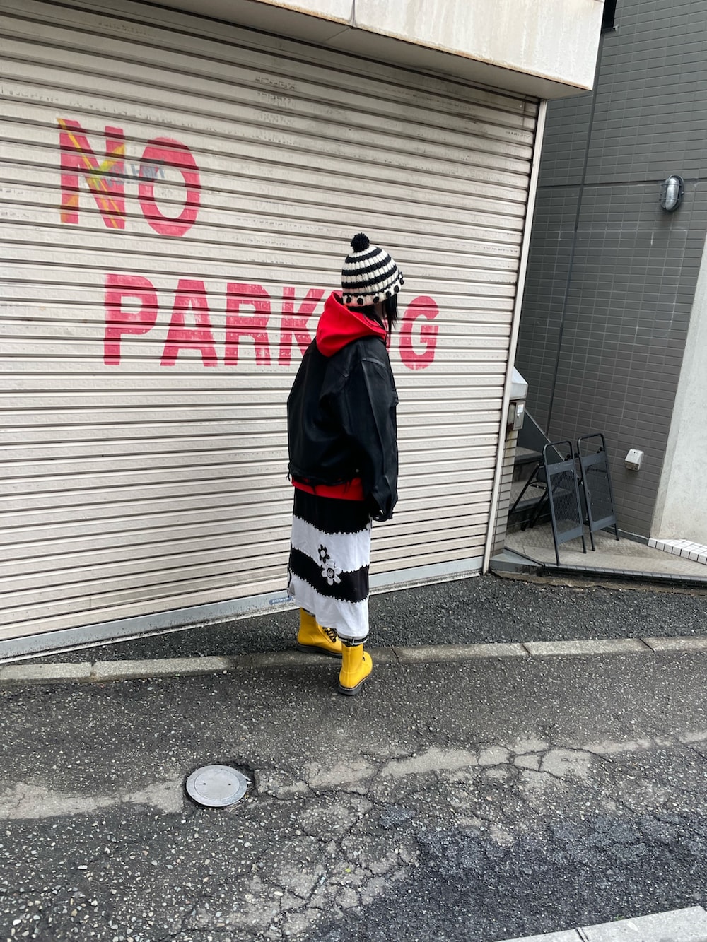 ブラック系のその他アウターを着用したレディースの春コーディネートの2枚目の写真