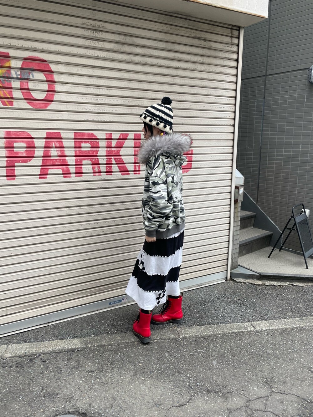 その他のパーカーを着用したレディースの春コーディネートの2枚目の写真