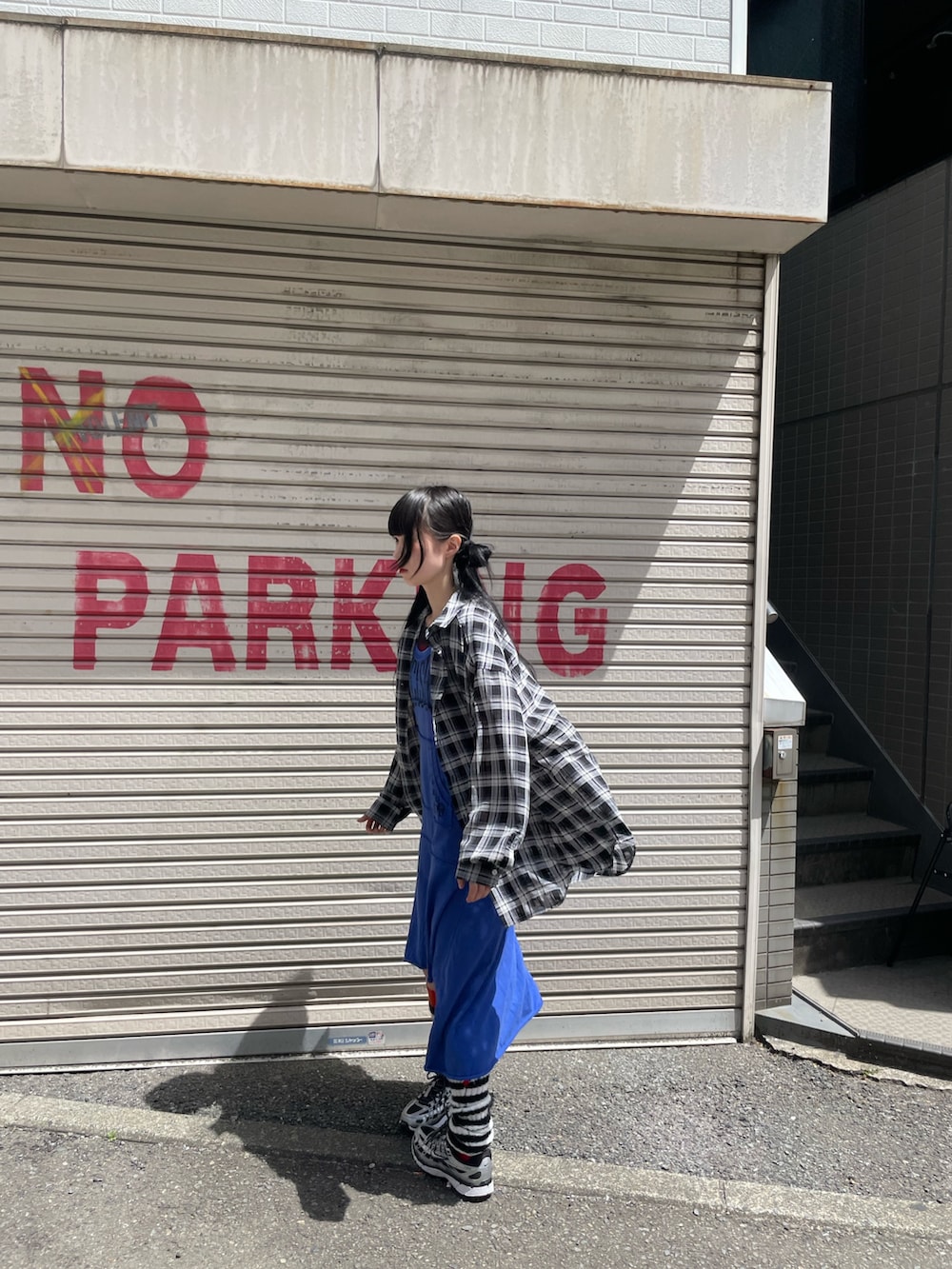 ブラック系のシャツ/ブラウスを着用したレディースの春コーディネートの2枚目の写真