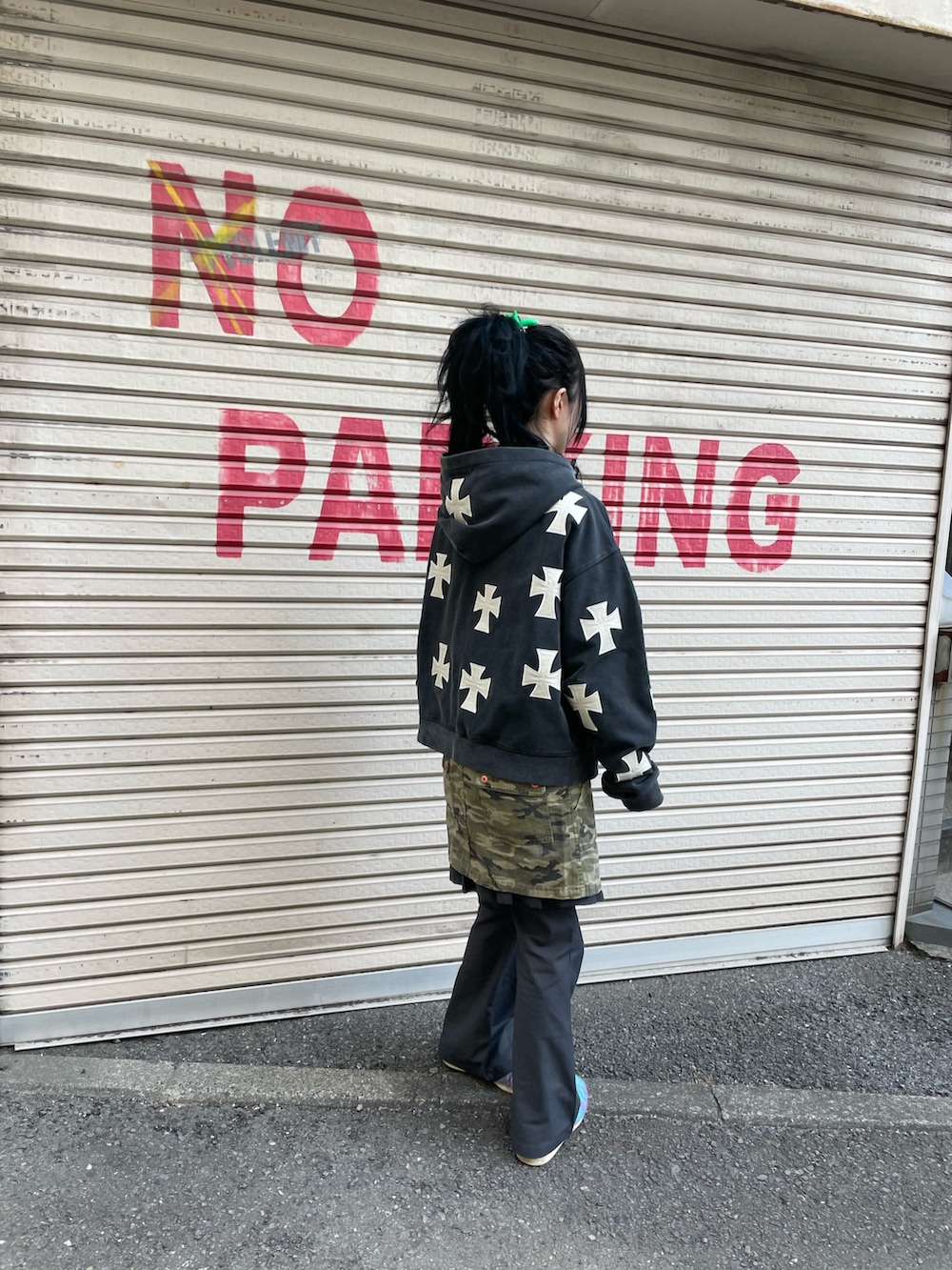 ホワイト系のパーカーを着用したレディースの春コーディネートの3枚目の写真