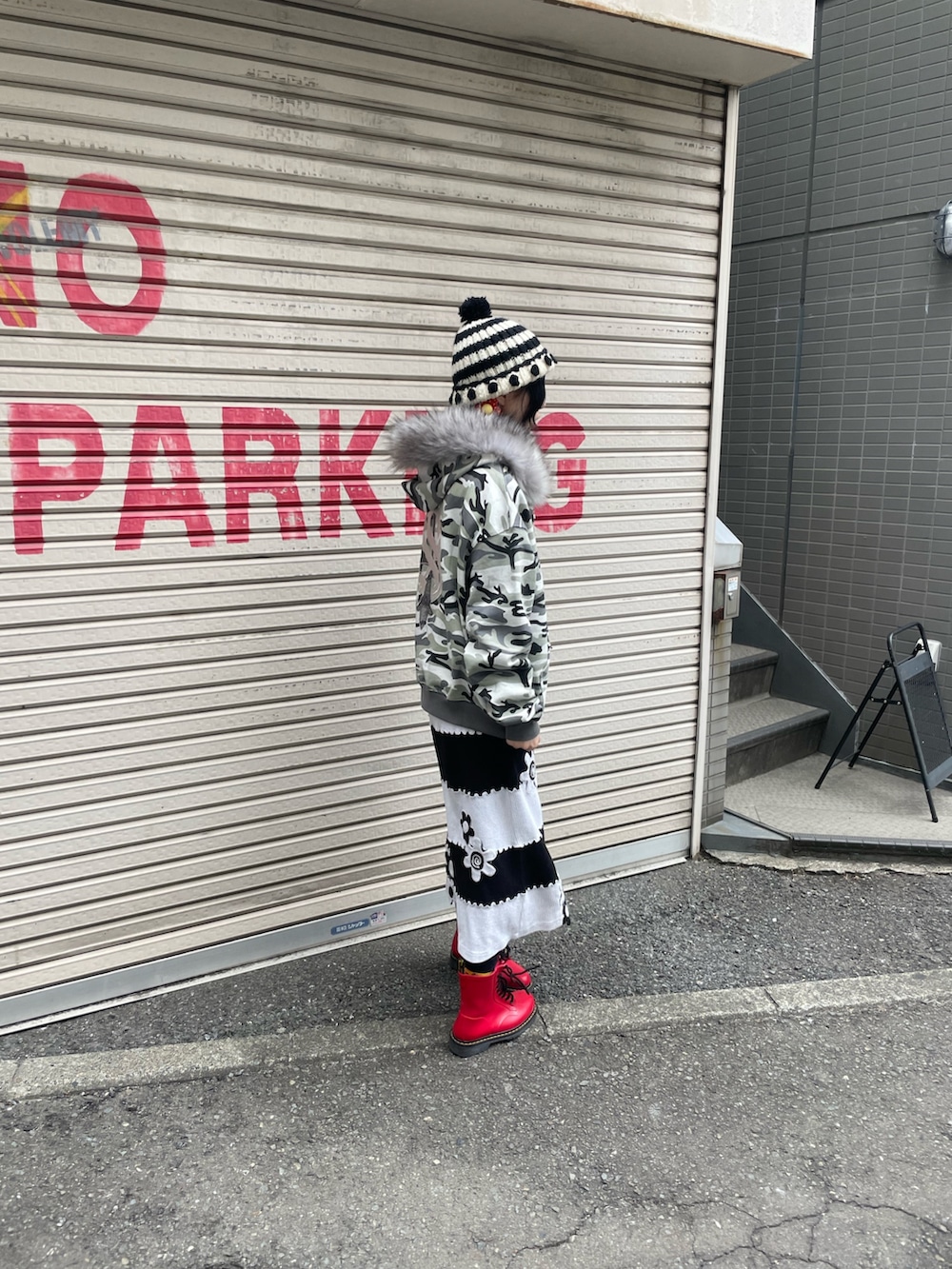 その他のパーカーを着用したレディースの春コーディネートの3枚目の写真