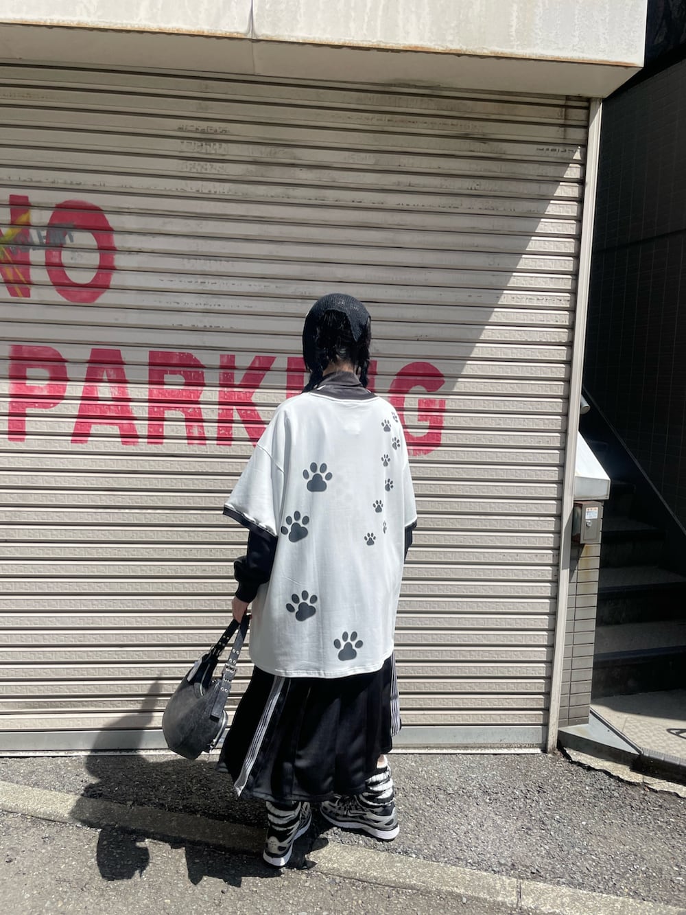 ホワイト系のTシャツ/カットソー、ブラック系のショルダーバッグを着用したレディースの春コーディネートの3枚目の写真