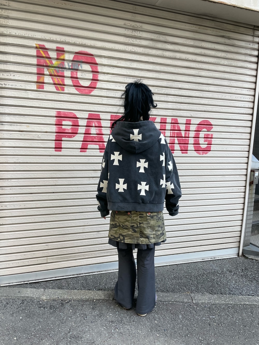 ホワイト系のパーカーを着用したレディースの春コーディネートの2枚目の写真