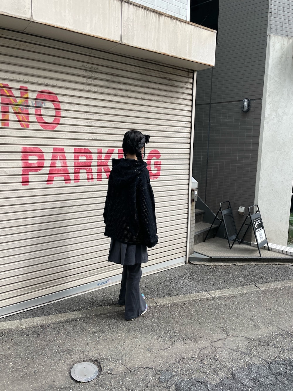 ブラック系のパーカーを着用したレディースの春コーディネートの3枚目の写真