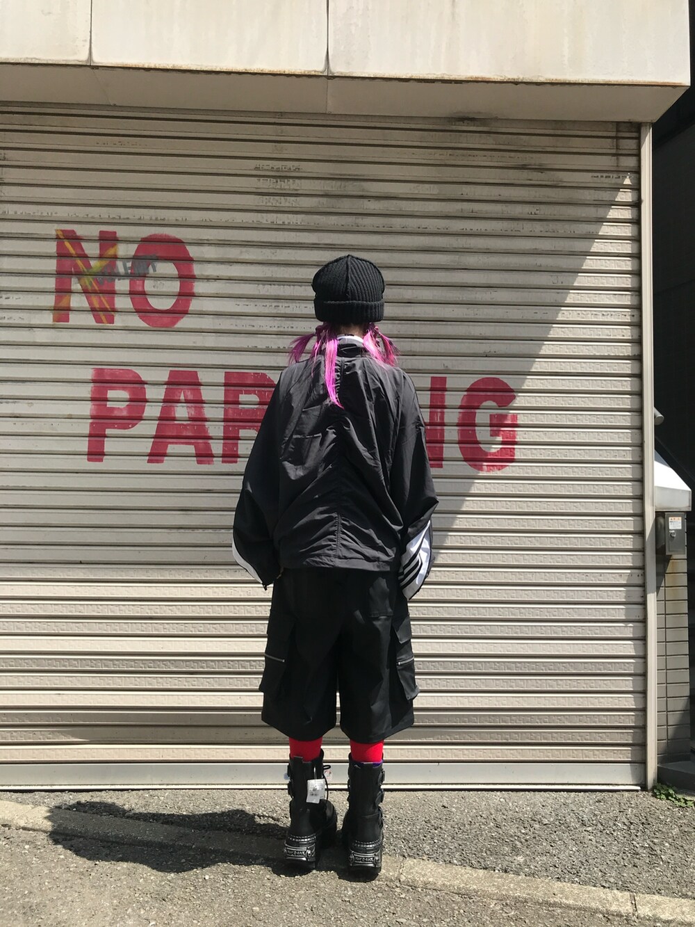 ブラック系のその他パンツ、ブラック系のブーツ、ブラック系のニットキャップ/ビーニーを着用したレディースの春コーディネートの3枚目の写真