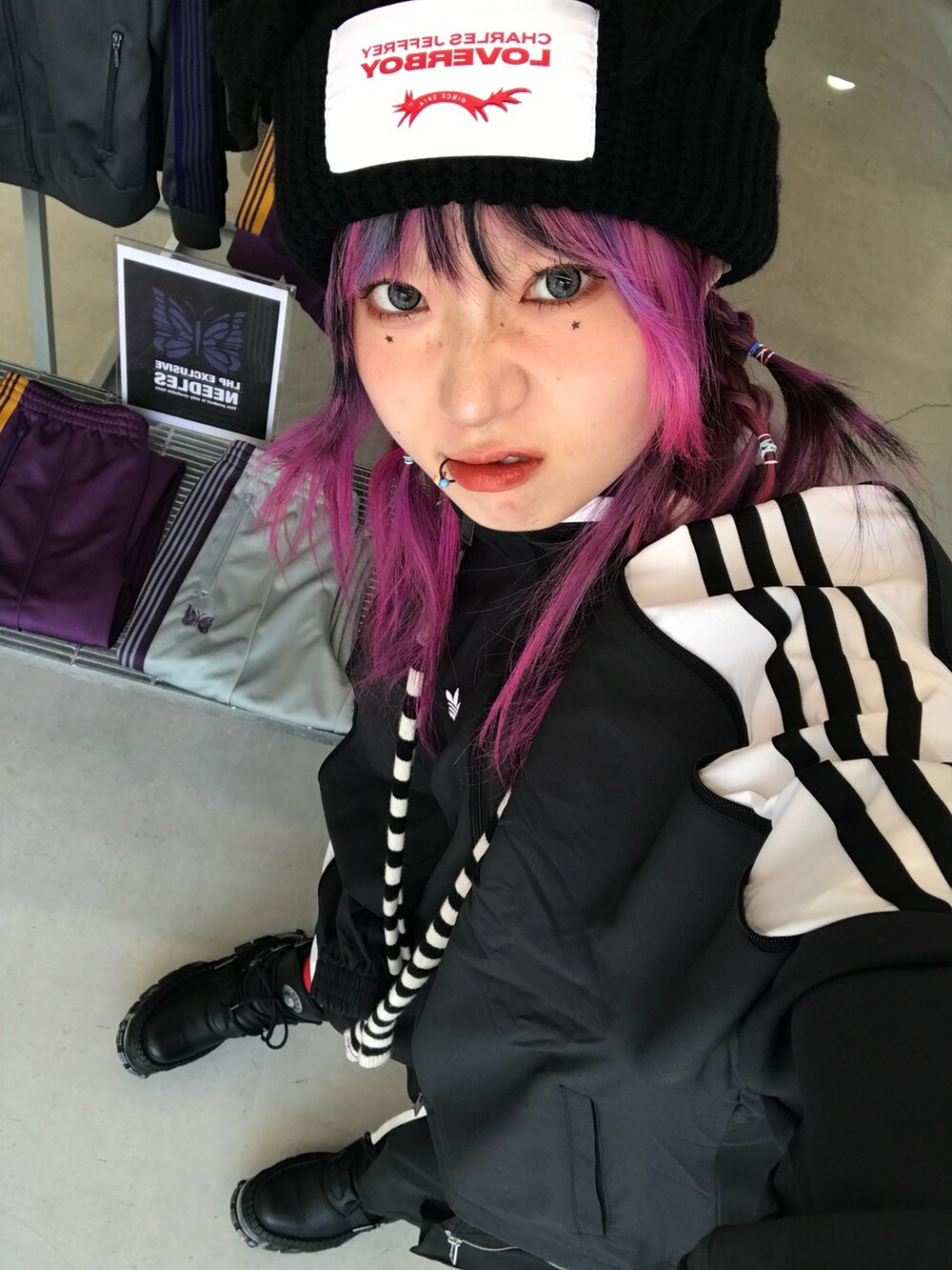 ブラック系のその他パンツ、ブラック系のブーツ、ブラック系のニットキャップ/ビーニーを着用したレディースの春コーディネートの2枚目の写真