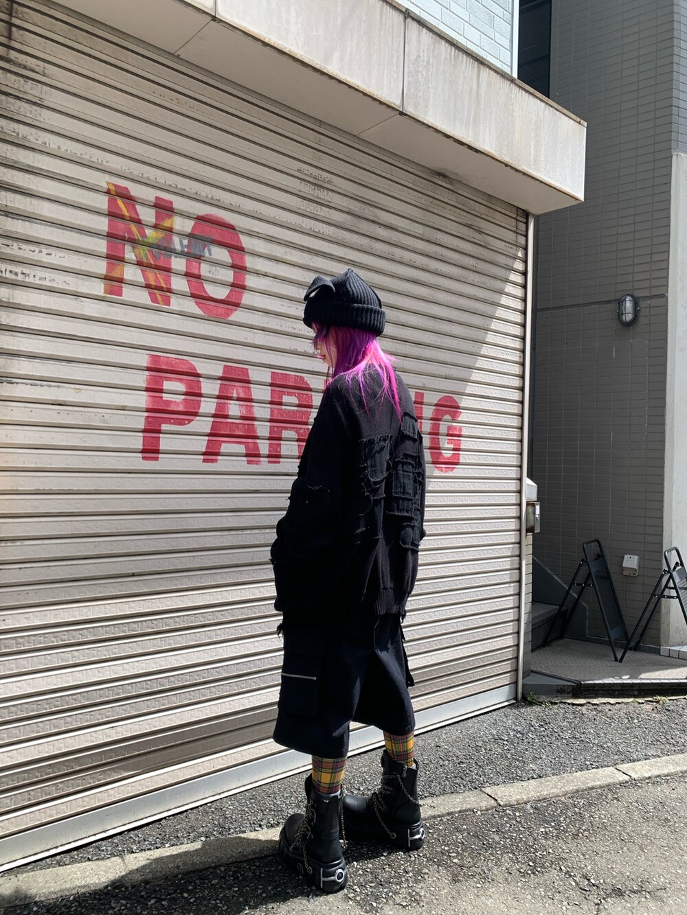 ブラック系のTシャツ/カットソー、ブラック系のカーディガン/ボレロ、ブラック系のその他パンツを着用したレディースの春コーディネートの3枚目の写真