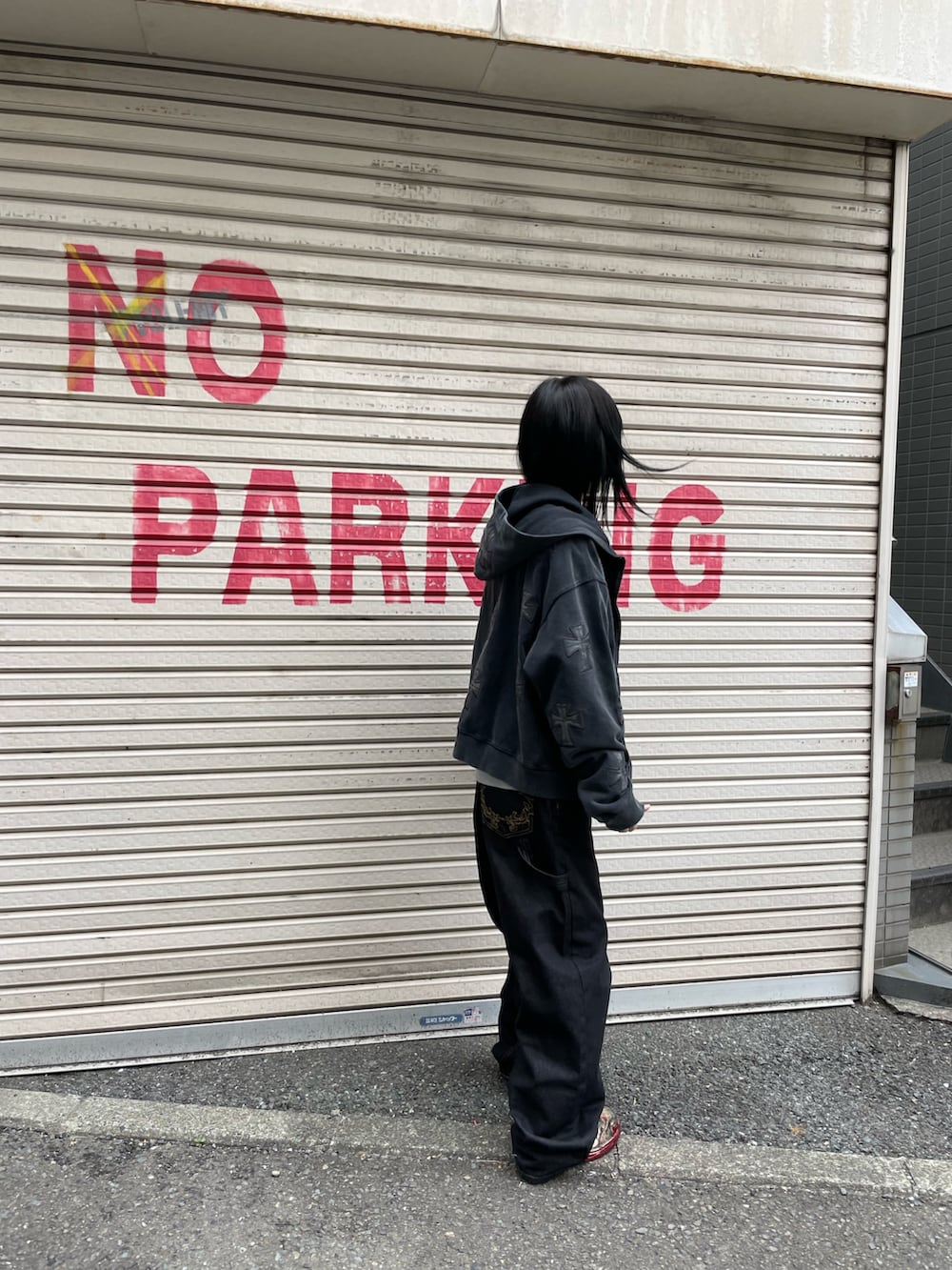 ホワイト系のパーカーを着用したレディースの春コーディネートの2枚目の写真