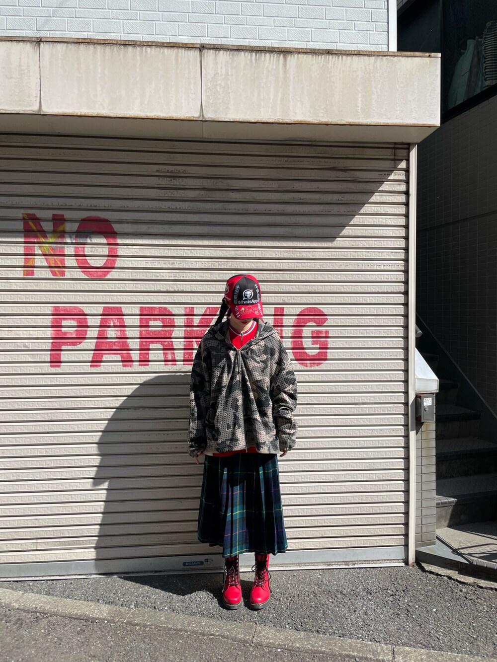 その他のパーカーを着用したレディースの春コーディネートの3枚目の写真