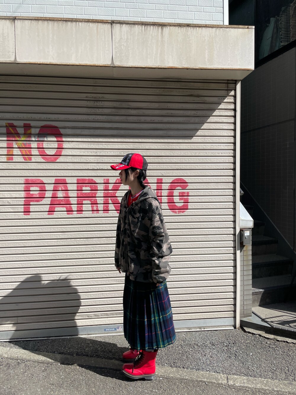 その他のパーカーを着用したレディースの春コーディネートの2枚目の写真