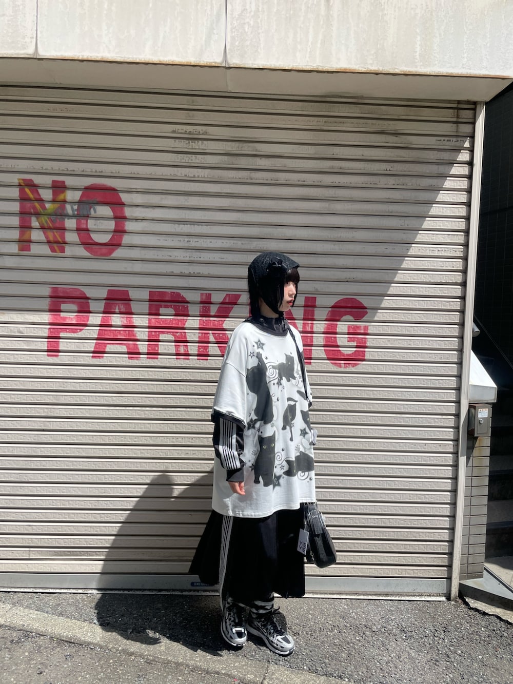 ホワイト系のTシャツ/カットソー、ブラック系のショルダーバッグを着用したレディースの春コーディネートの2枚目の写真