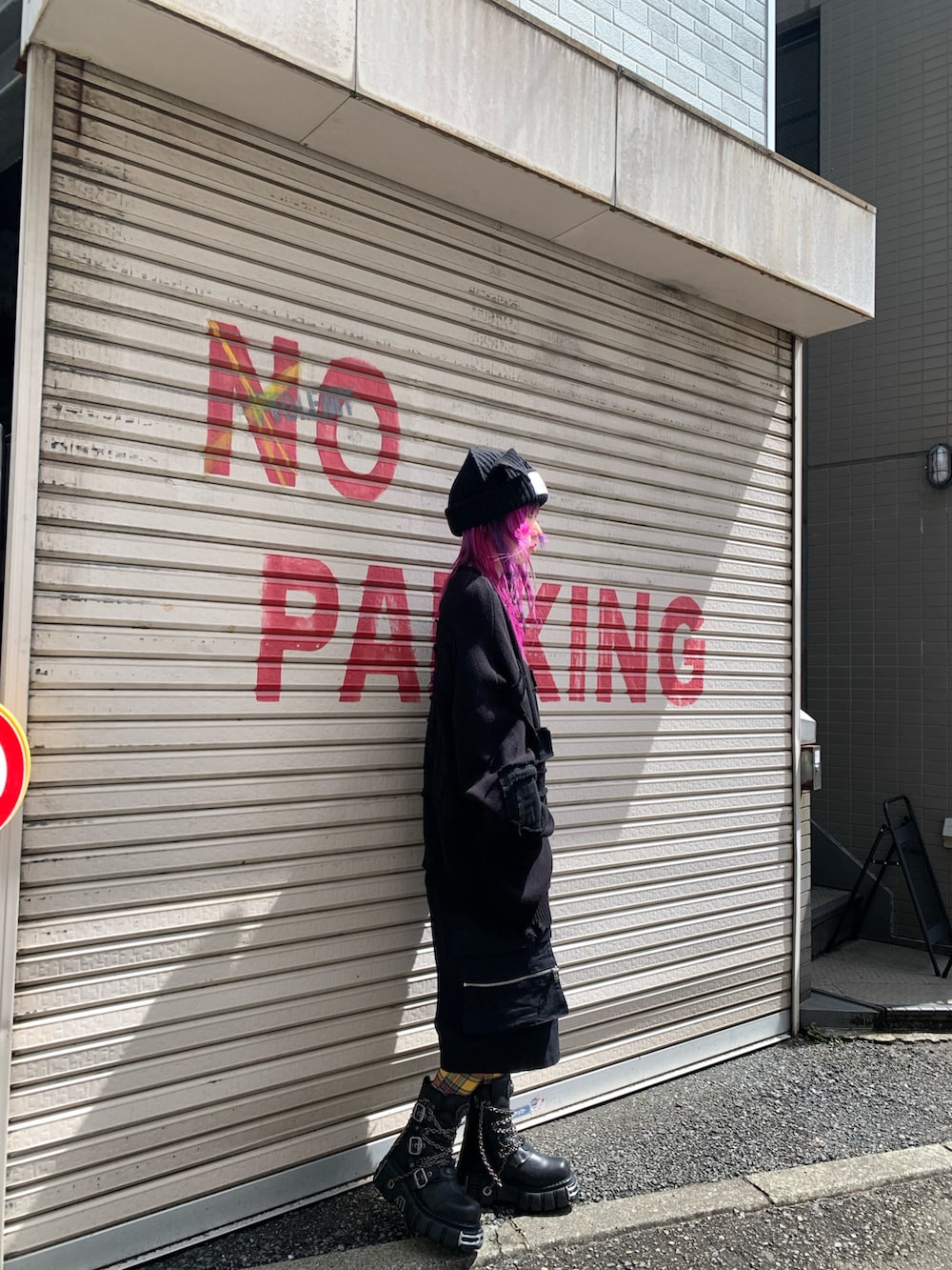 ブラック系のTシャツ/カットソー、ブラック系のカーディガン/ボレロ、ブラック系のその他パンツを着用したレディースの春コーディネートの2枚目の写真